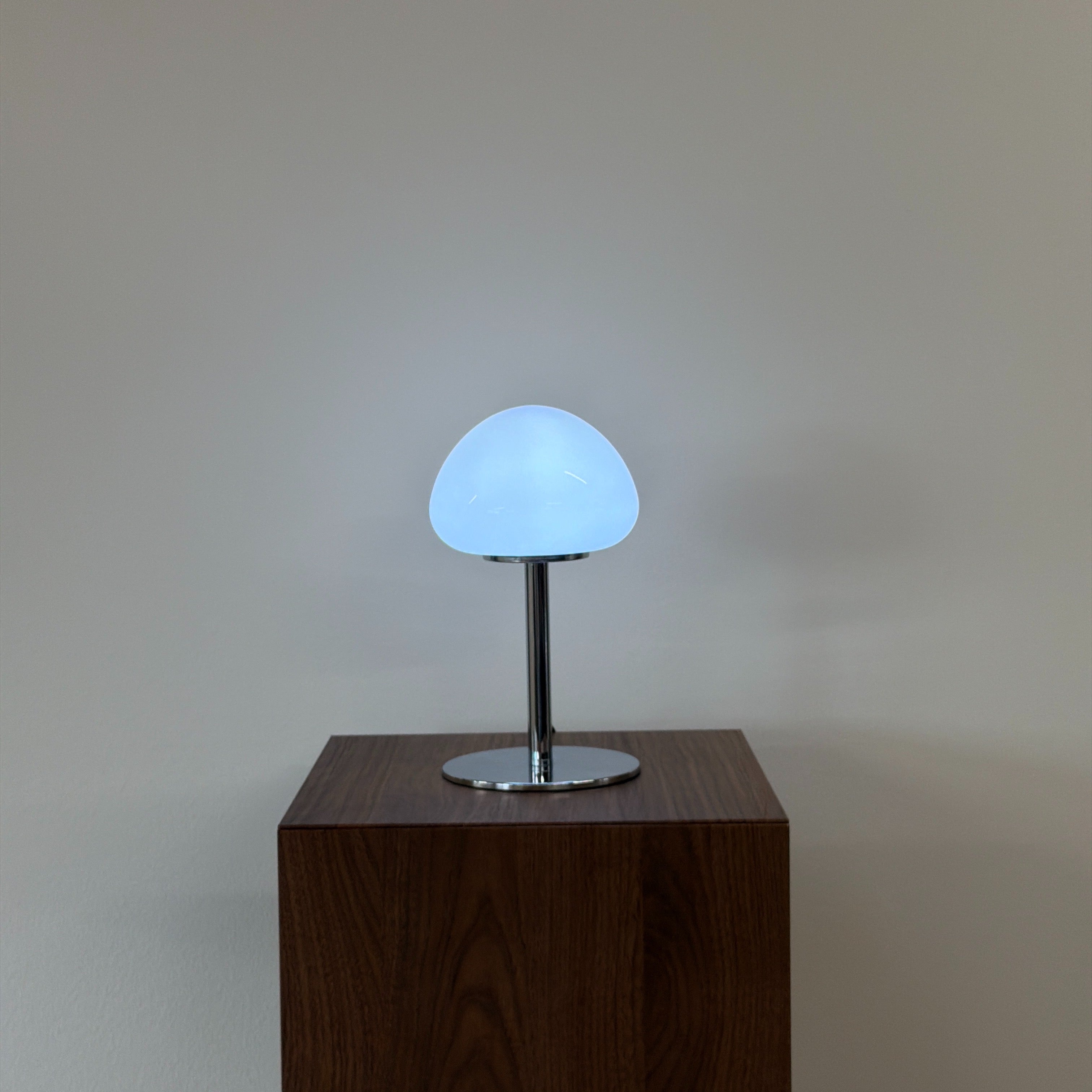 PEBBLE bordslampa Vit – Bauhaus opalglas & krom
