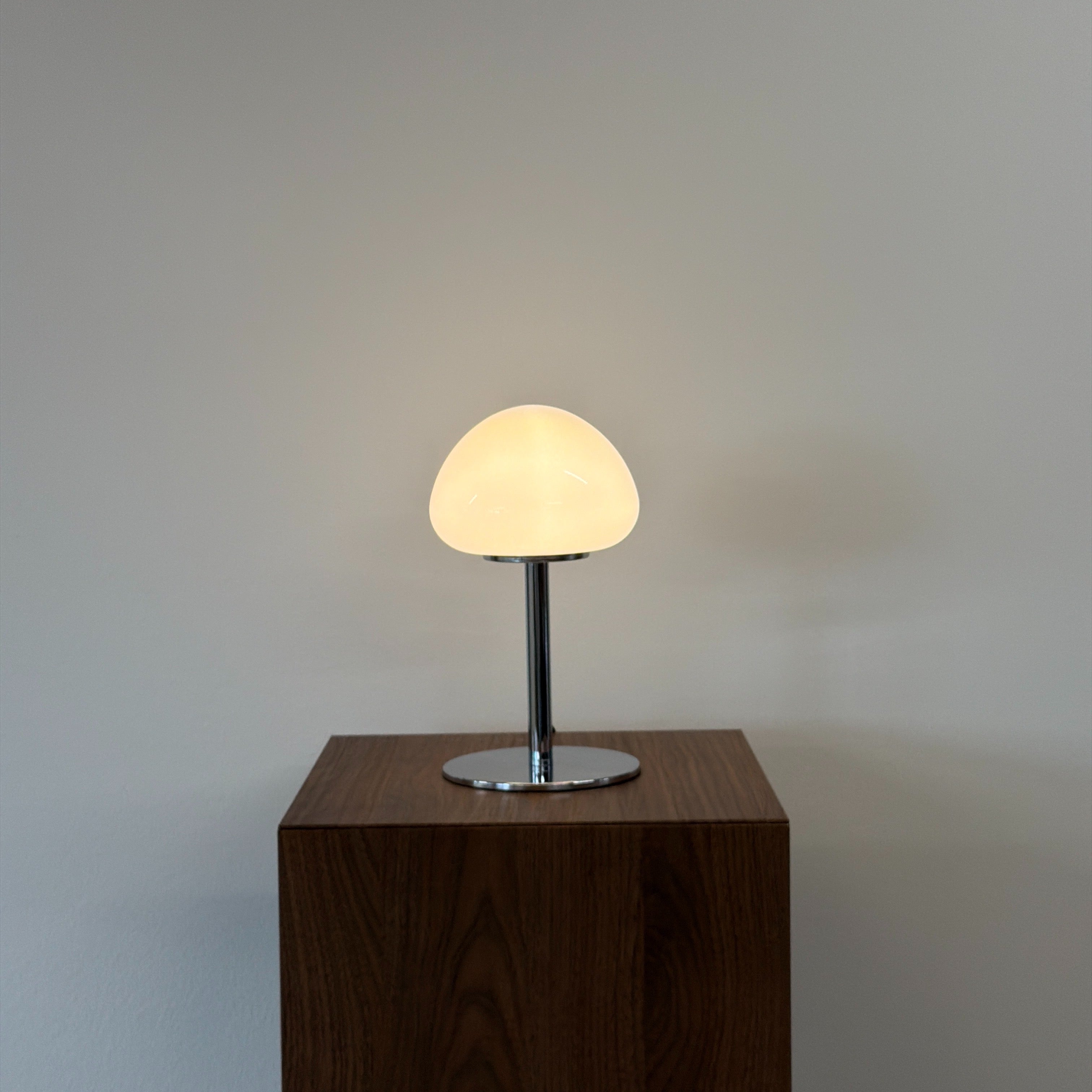 PEBBLE bordslampa Vit – Bauhaus opalglas & krom