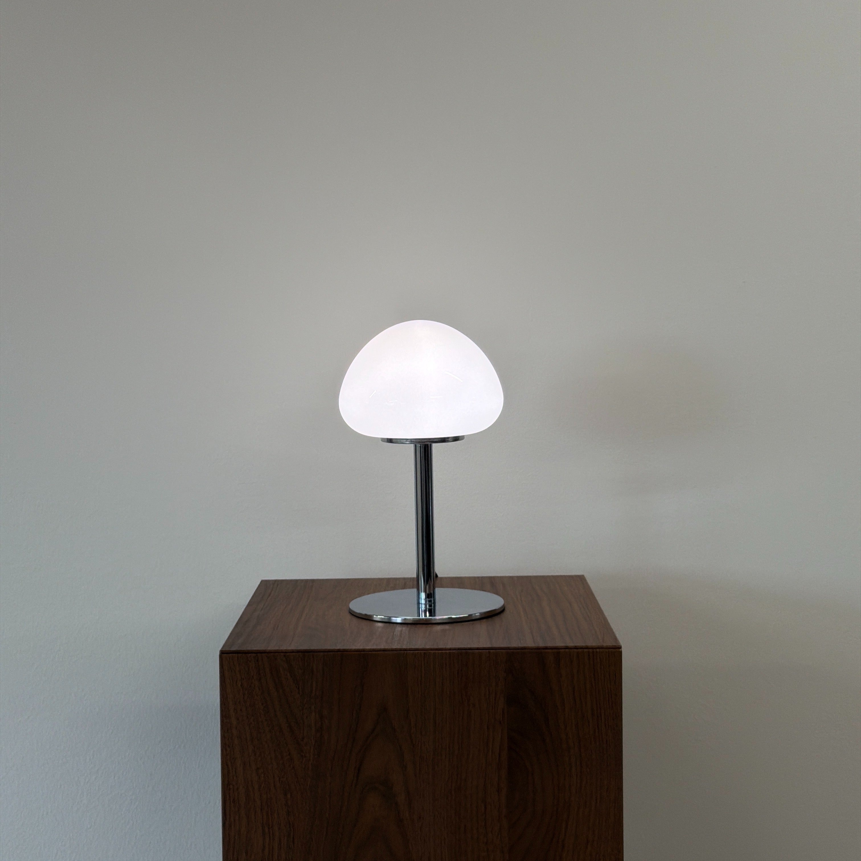 PEBBLE bordslampa Vit – Bauhaus opalglas & krom
