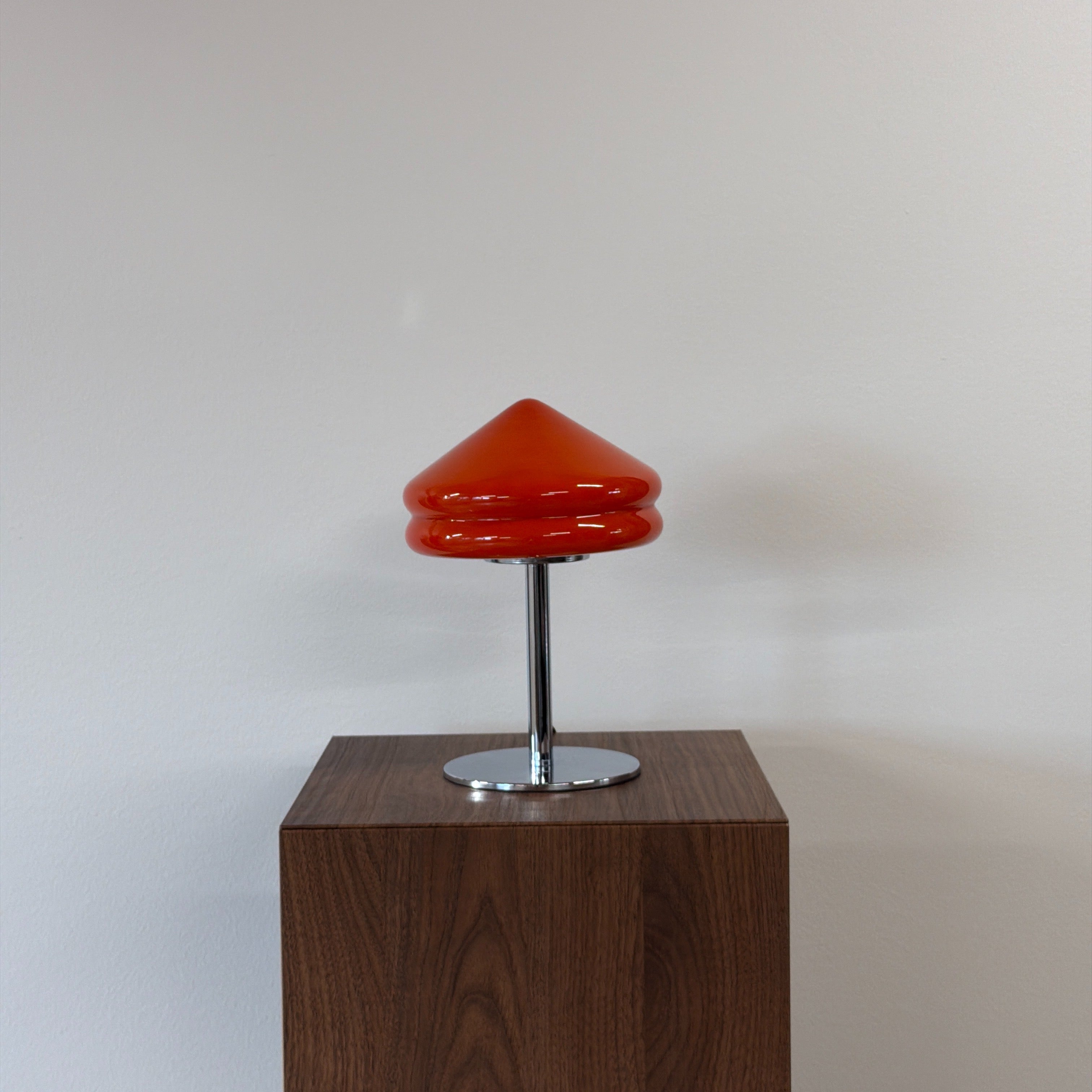 PYRAMID bordslampa Orange – Bauhaus opalglas & krom