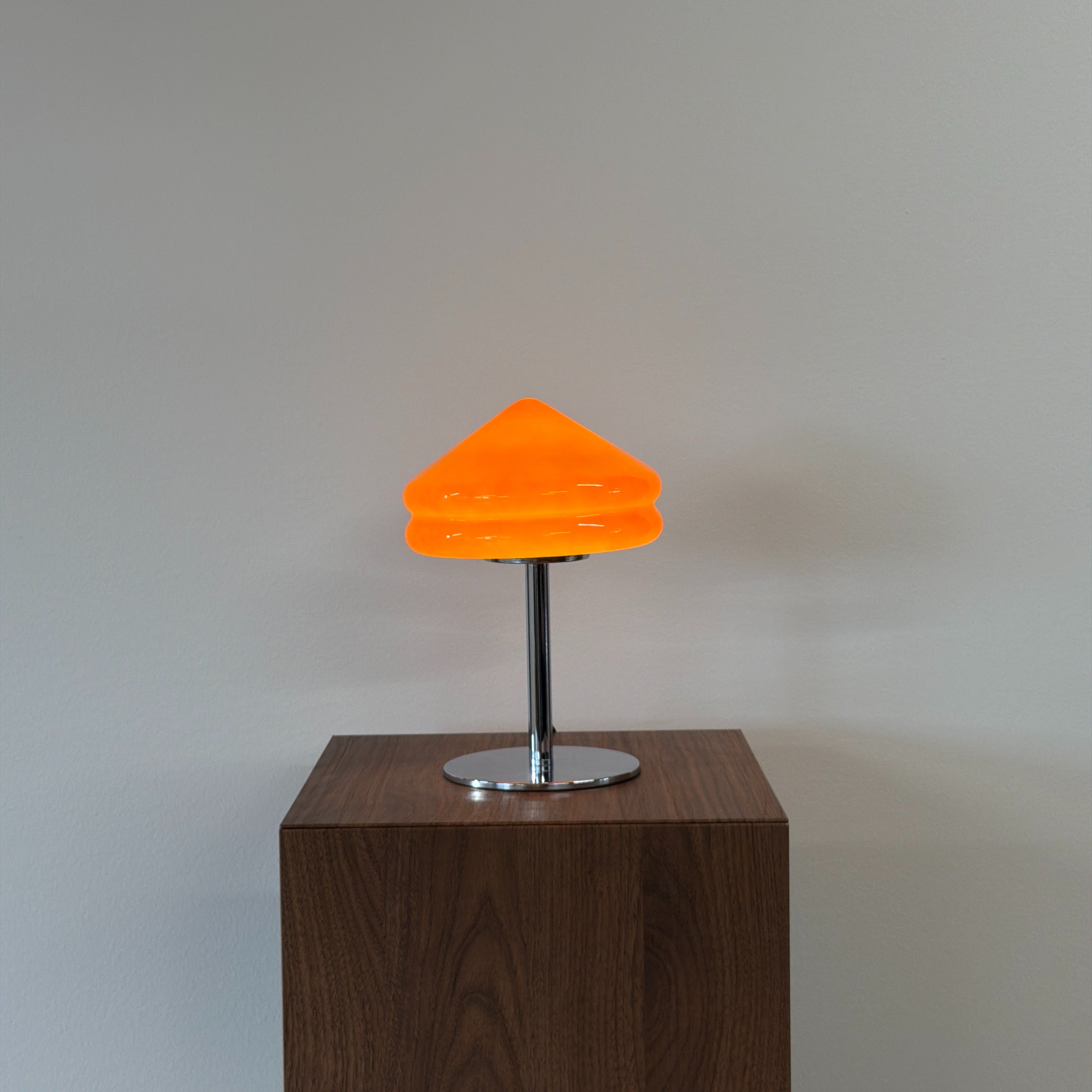 PYRAMID bordslampa Orange – Bauhaus opalglas & krom