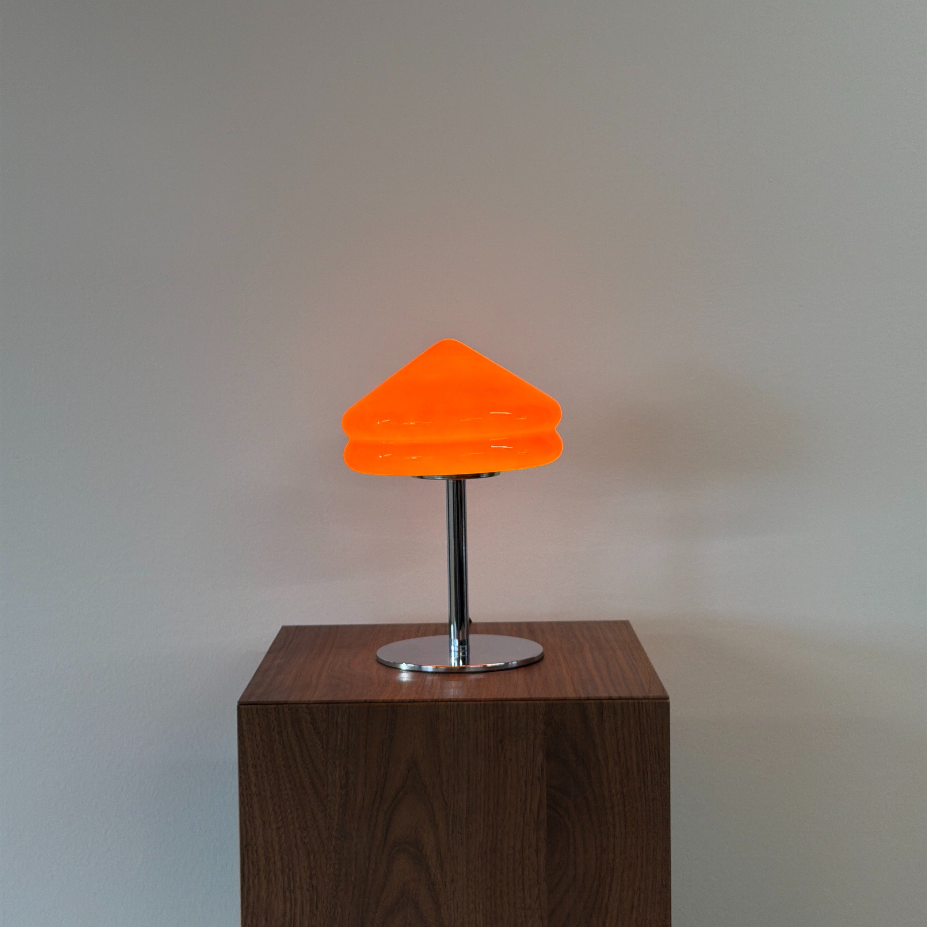 PYRAMID bordslampa Orange – Bauhaus opalglas & krom