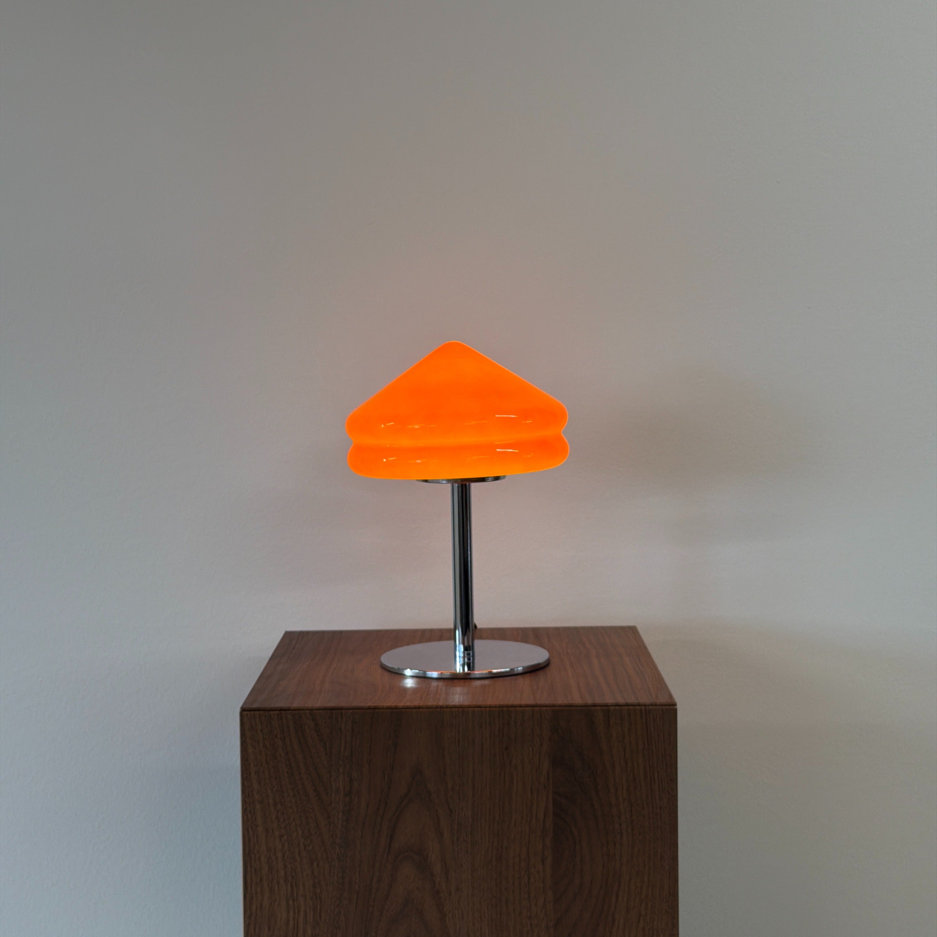 PYRAMID bordslampa Orange – Bauhaus opalglas & krom