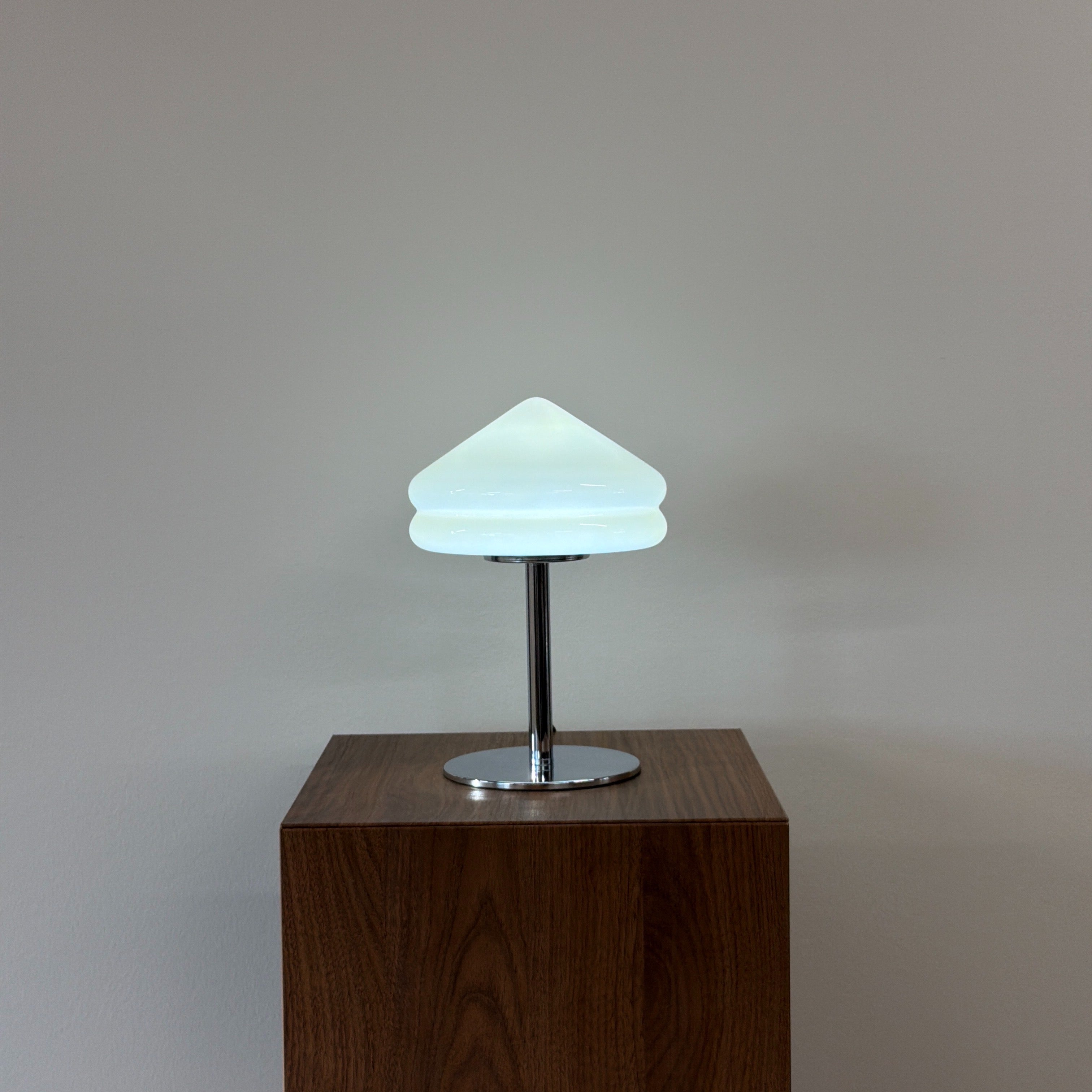 PYRAMID bordslampa Gul – Bauhaus opalglas & krom