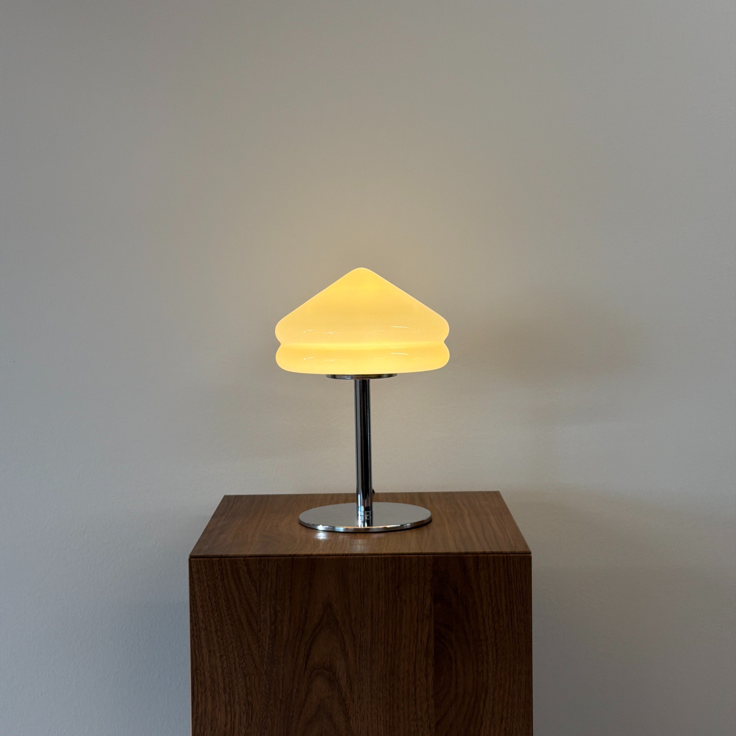 PYRAMID bordslampa Gul – Bauhaus opalglas & krom