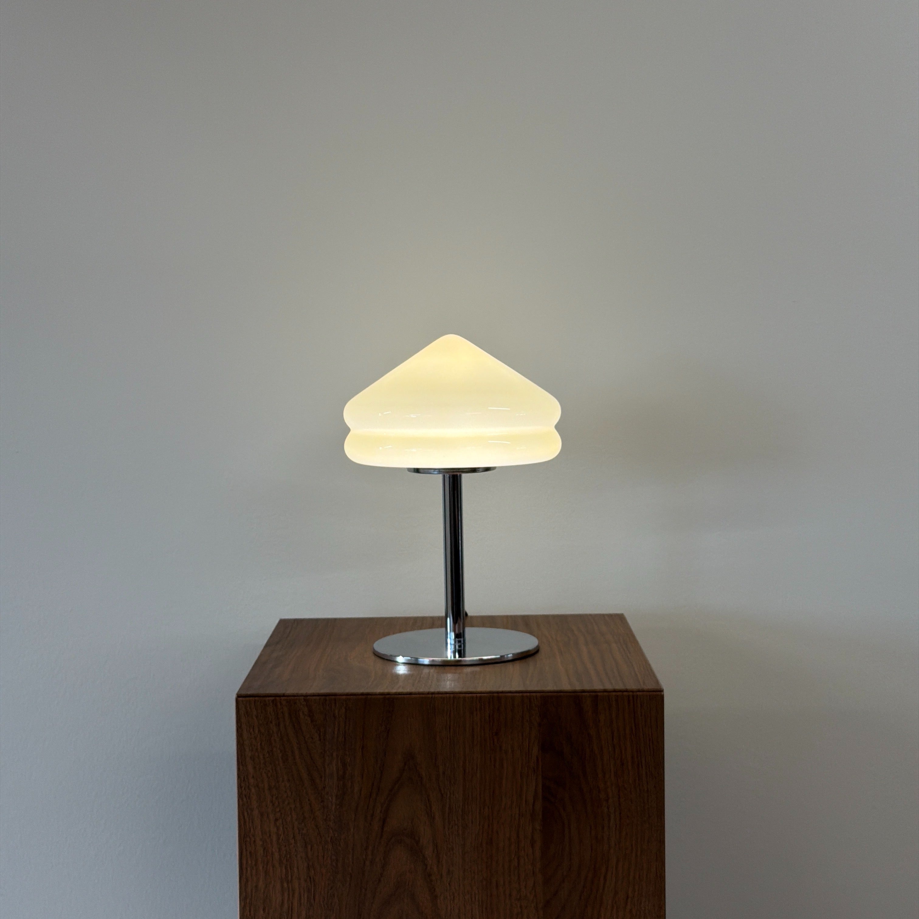 PYRAMID bordslampa Gul – Bauhaus opalglas & krom