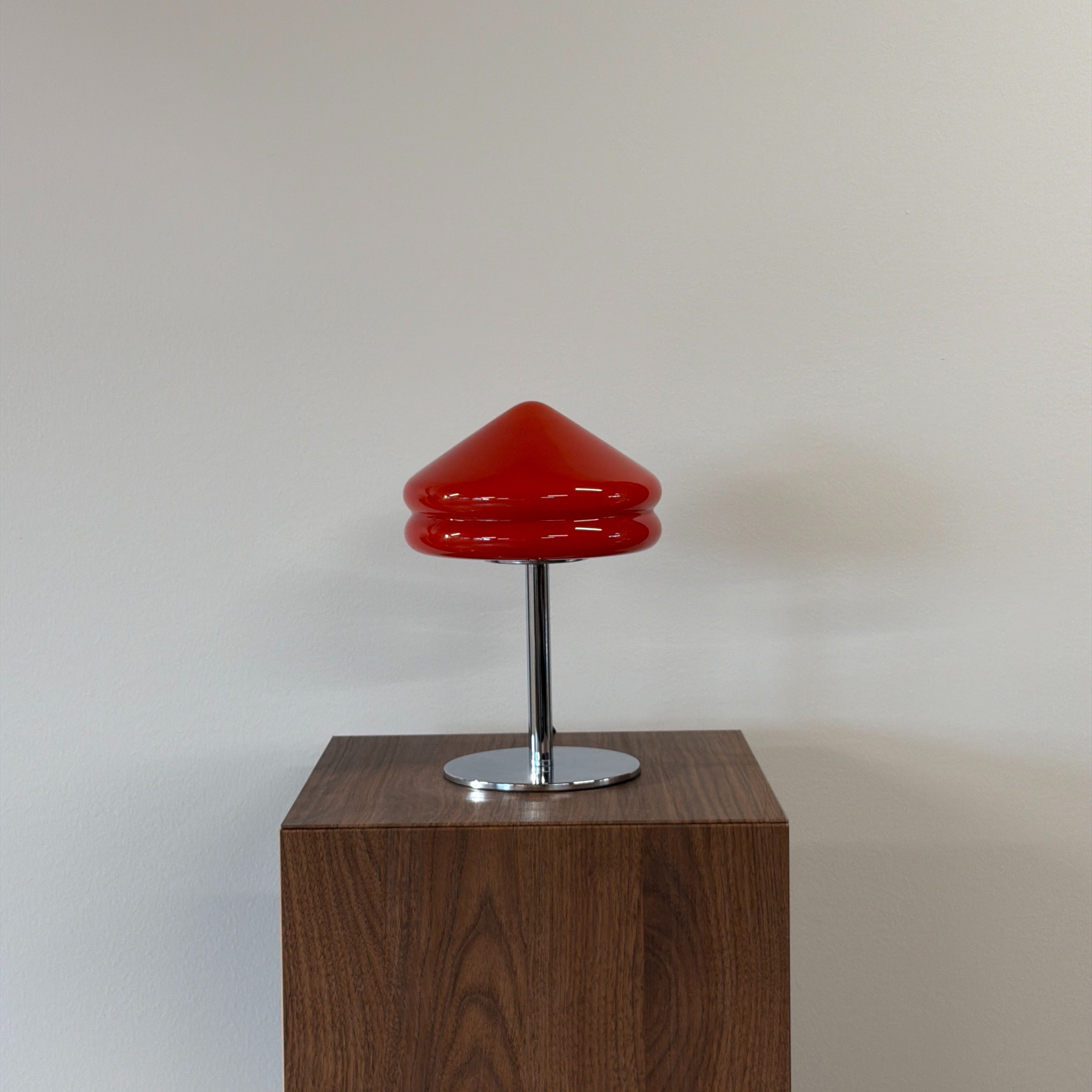 PYRAMID bordslampa Röd – Bauhaus opalglas & krom