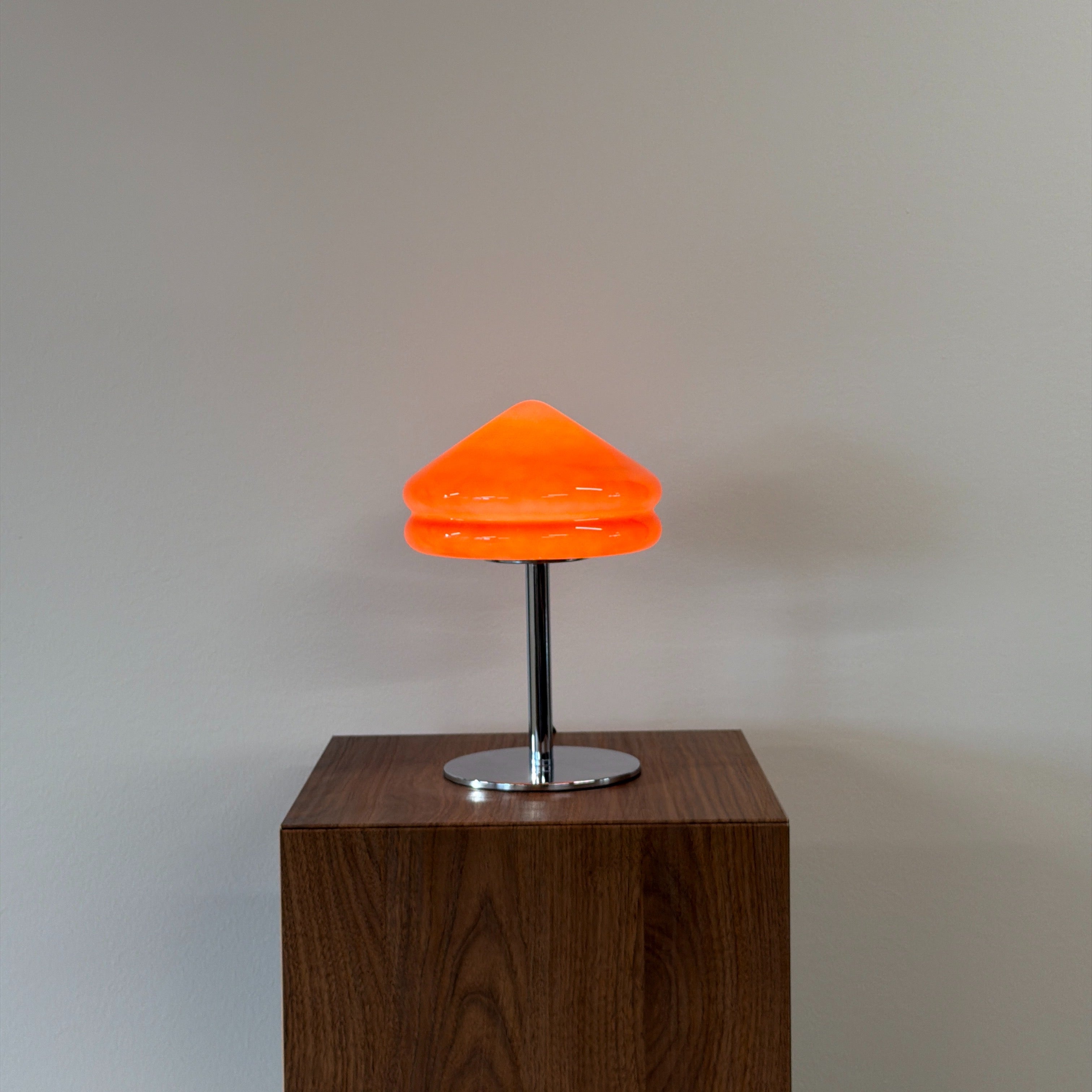 PYRAMID bordslampa Röd – Bauhaus opalglas & krom