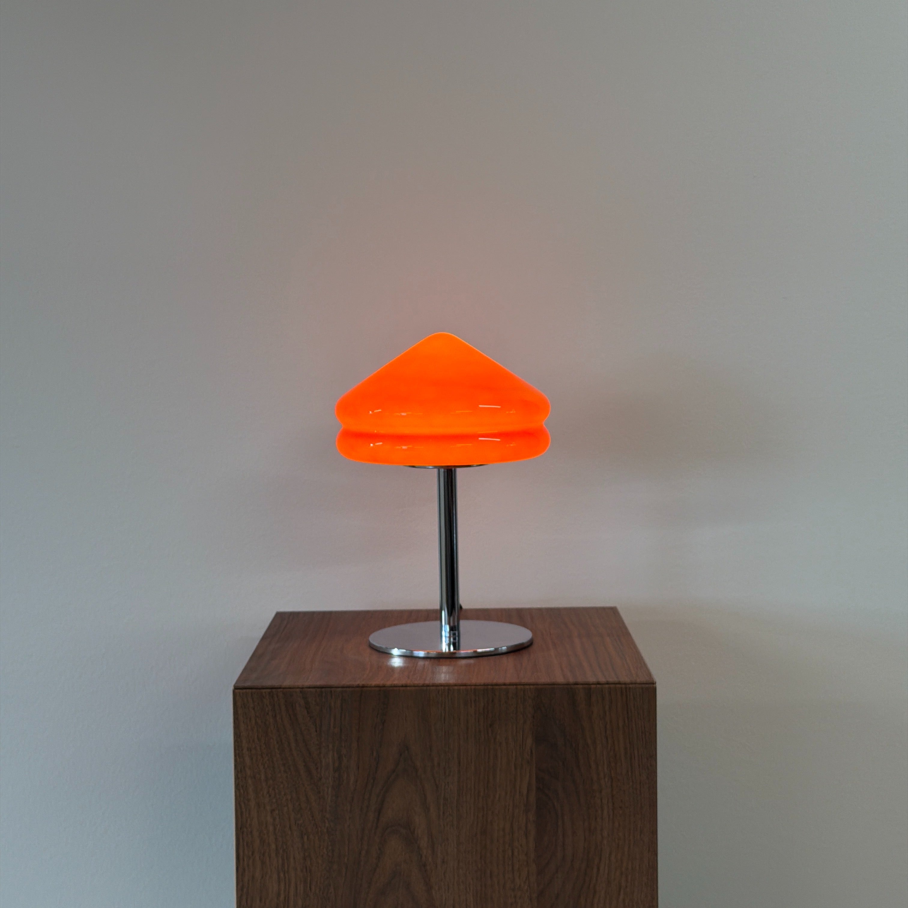 PYRAMID bordslampa Röd – Bauhaus opalglas & krom