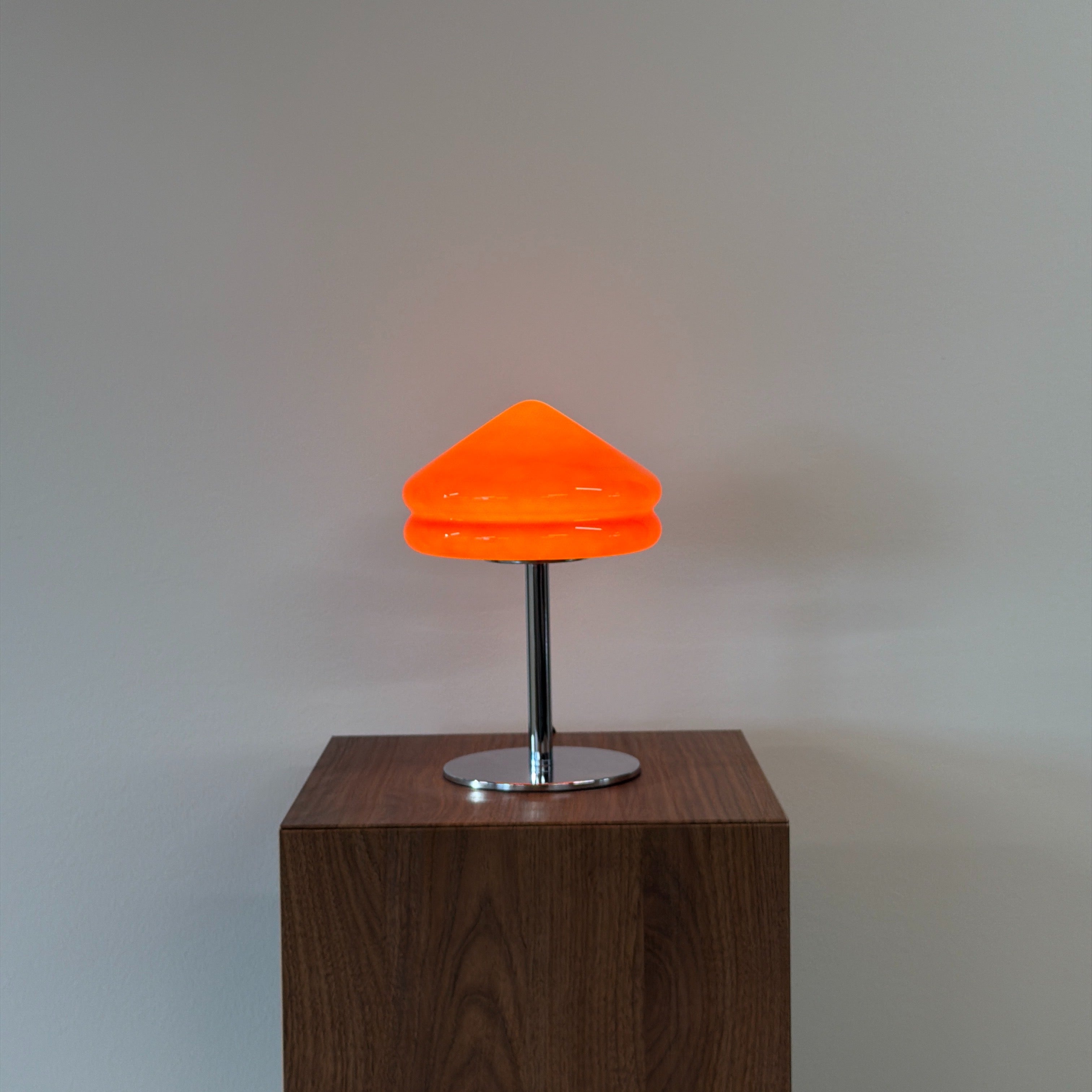 PYRAMID bordslampa Röd – Bauhaus opalglas & krom