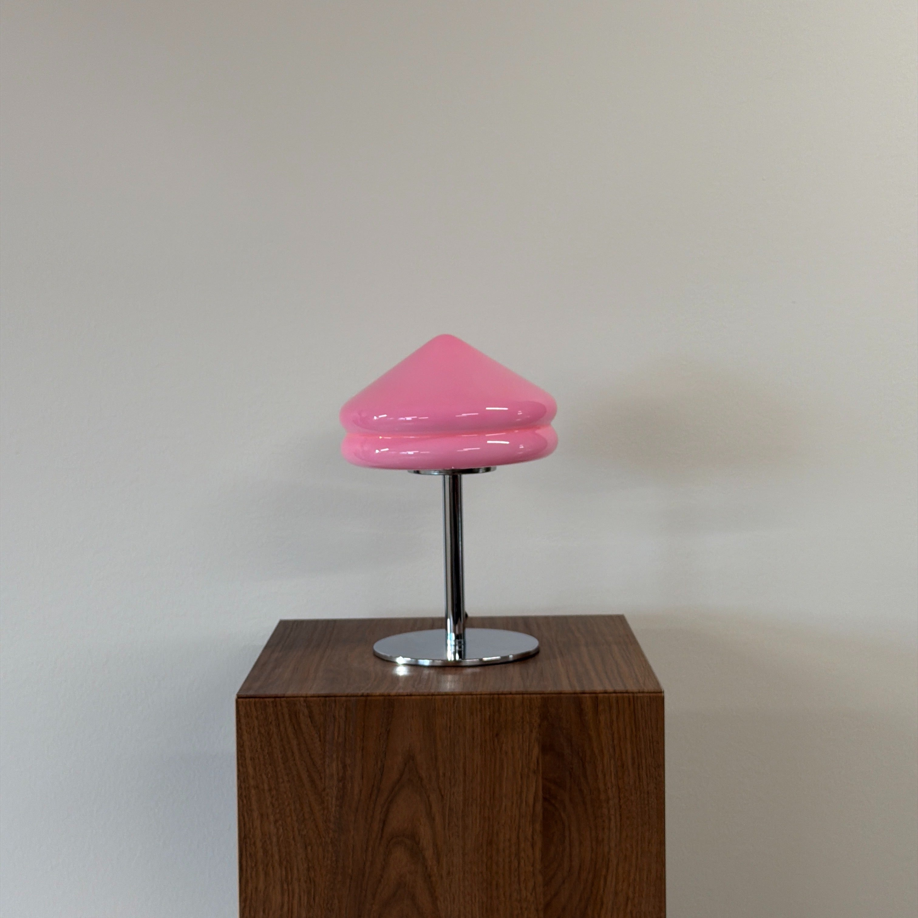 PYRAMID bordslampa Rosa – Bauhaus opalglas & krom