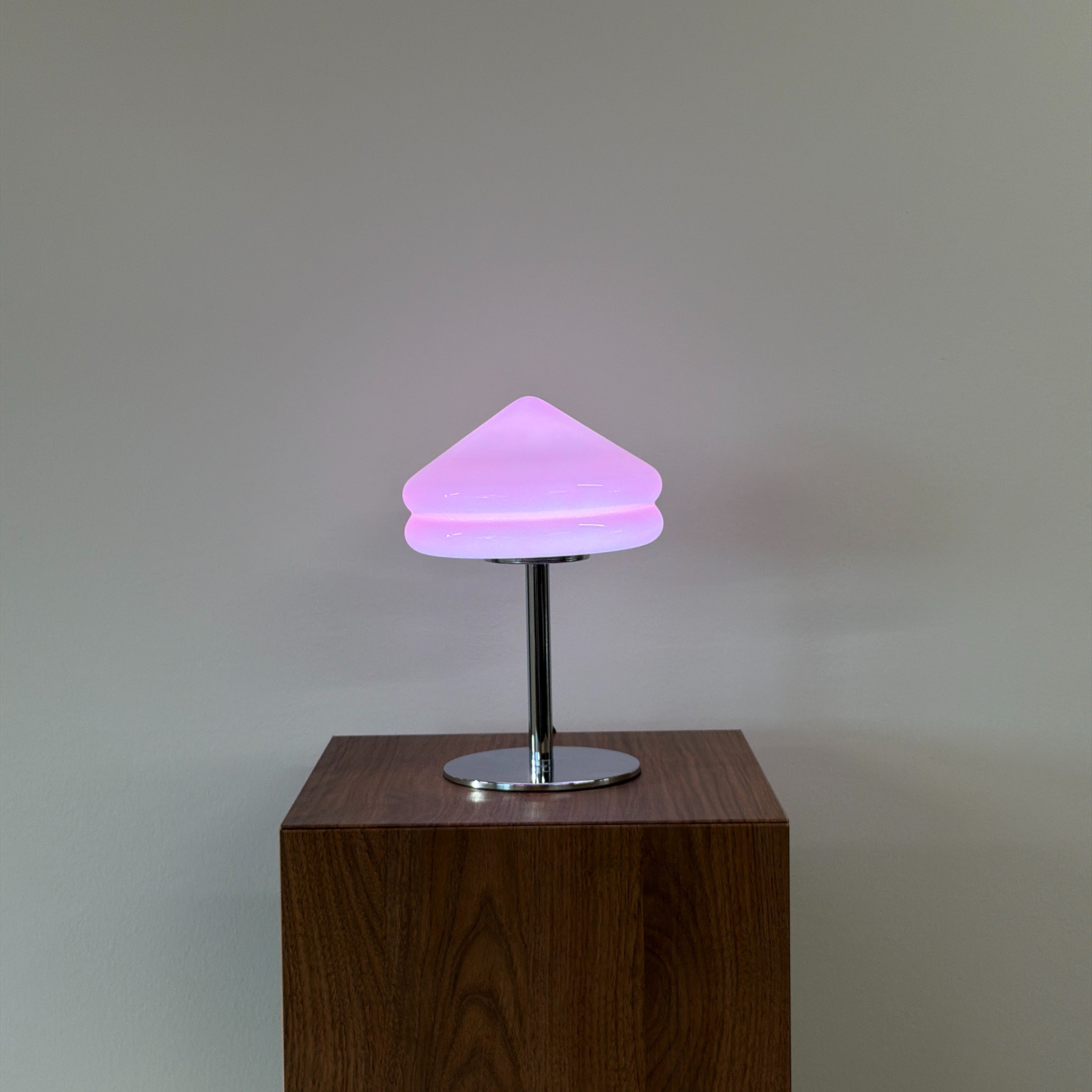 PYRAMID bordslampa Rosa – Bauhaus opalglas & krom