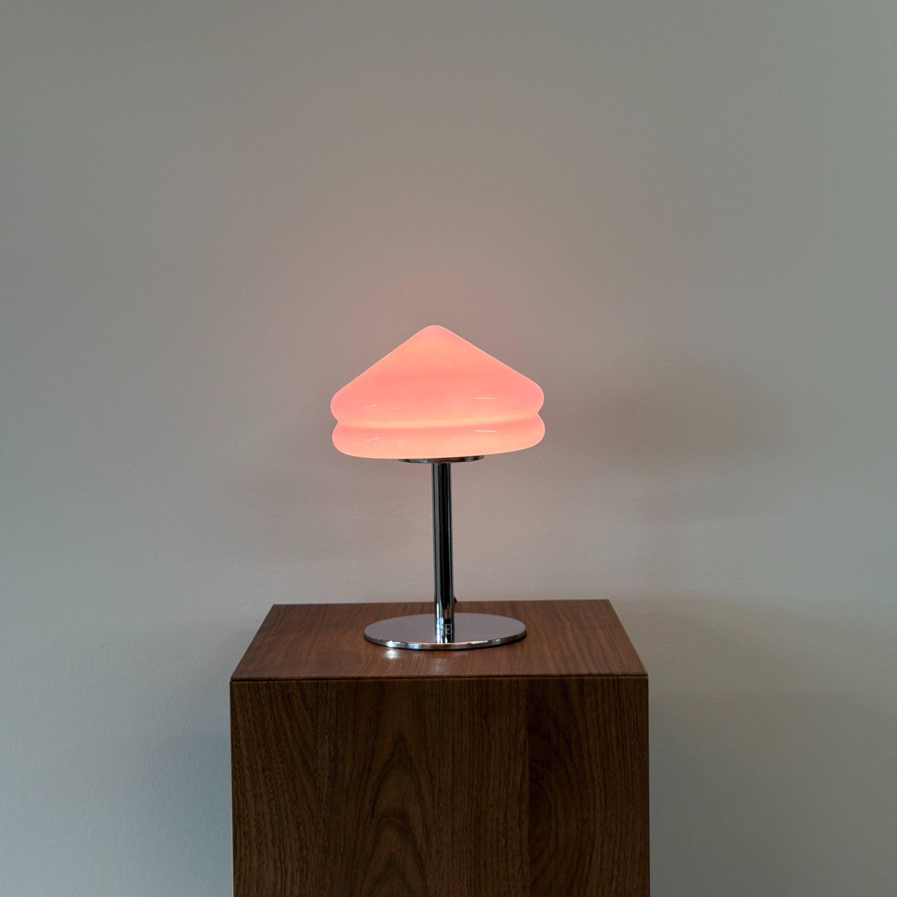 PYRAMID bordslampa Rosa – Bauhaus opalglas & krom