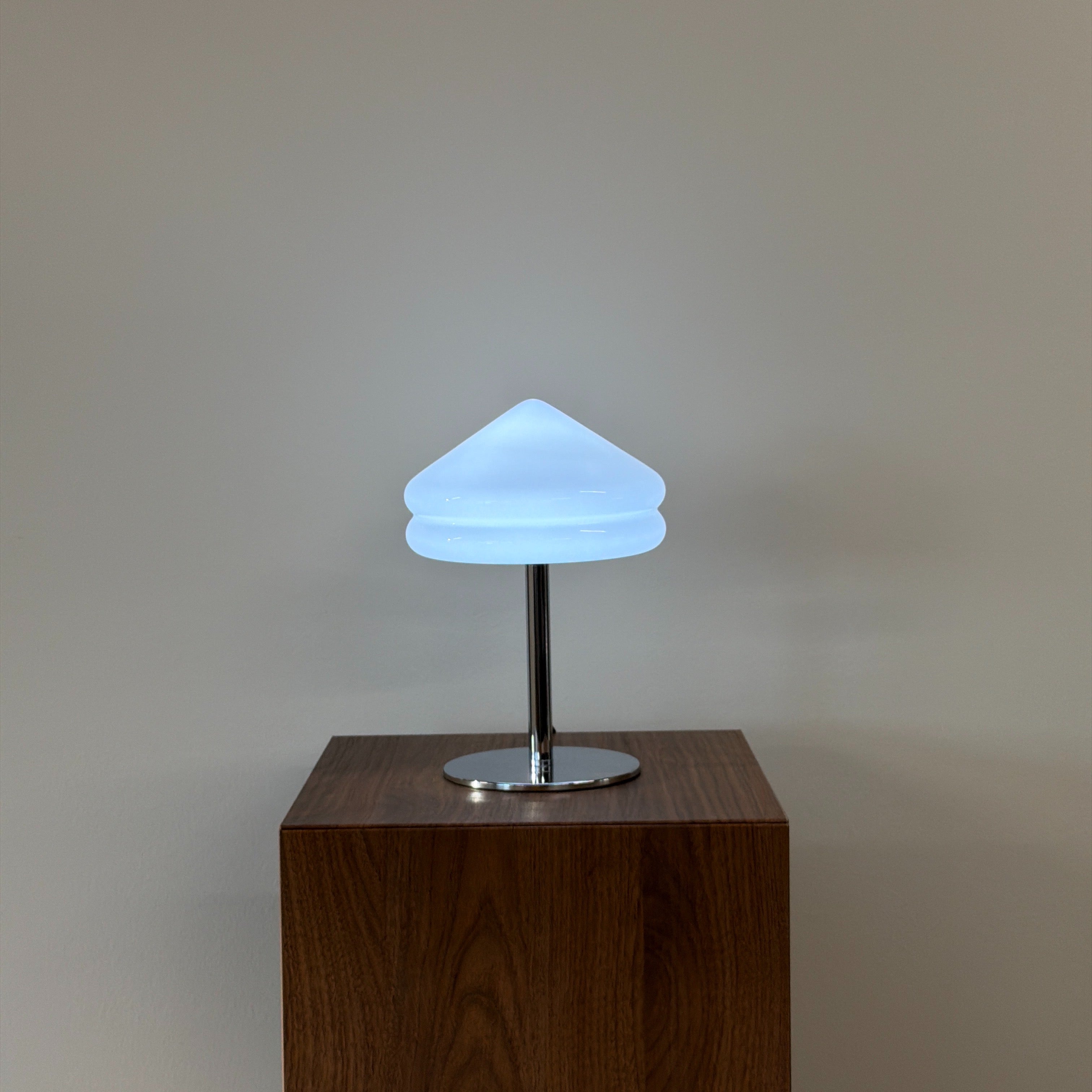 PYRAMID bordslampa Vit – Bauhaus opalglas & krom