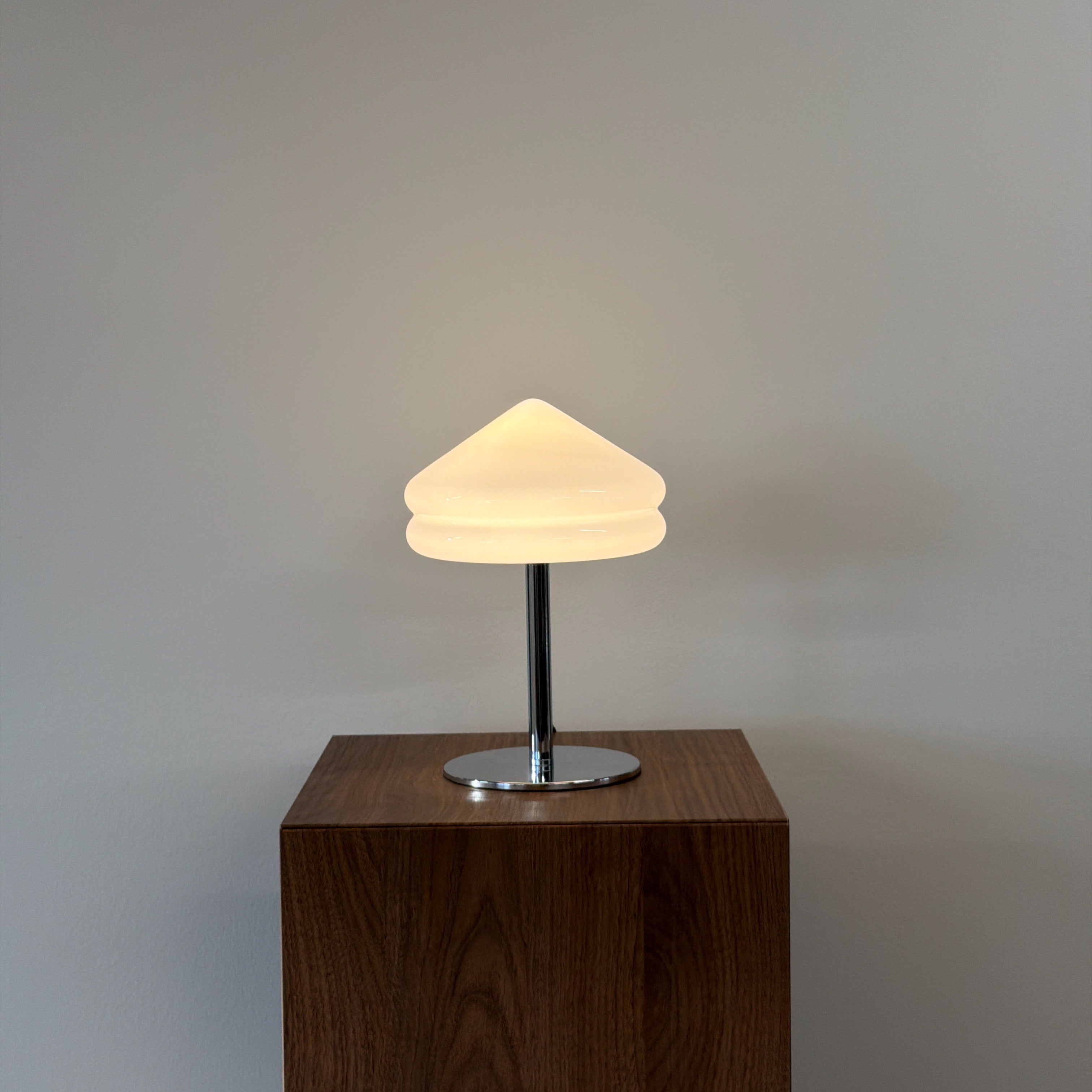 PYRAMID bordslampa Vit – Bauhaus opalglas & krom