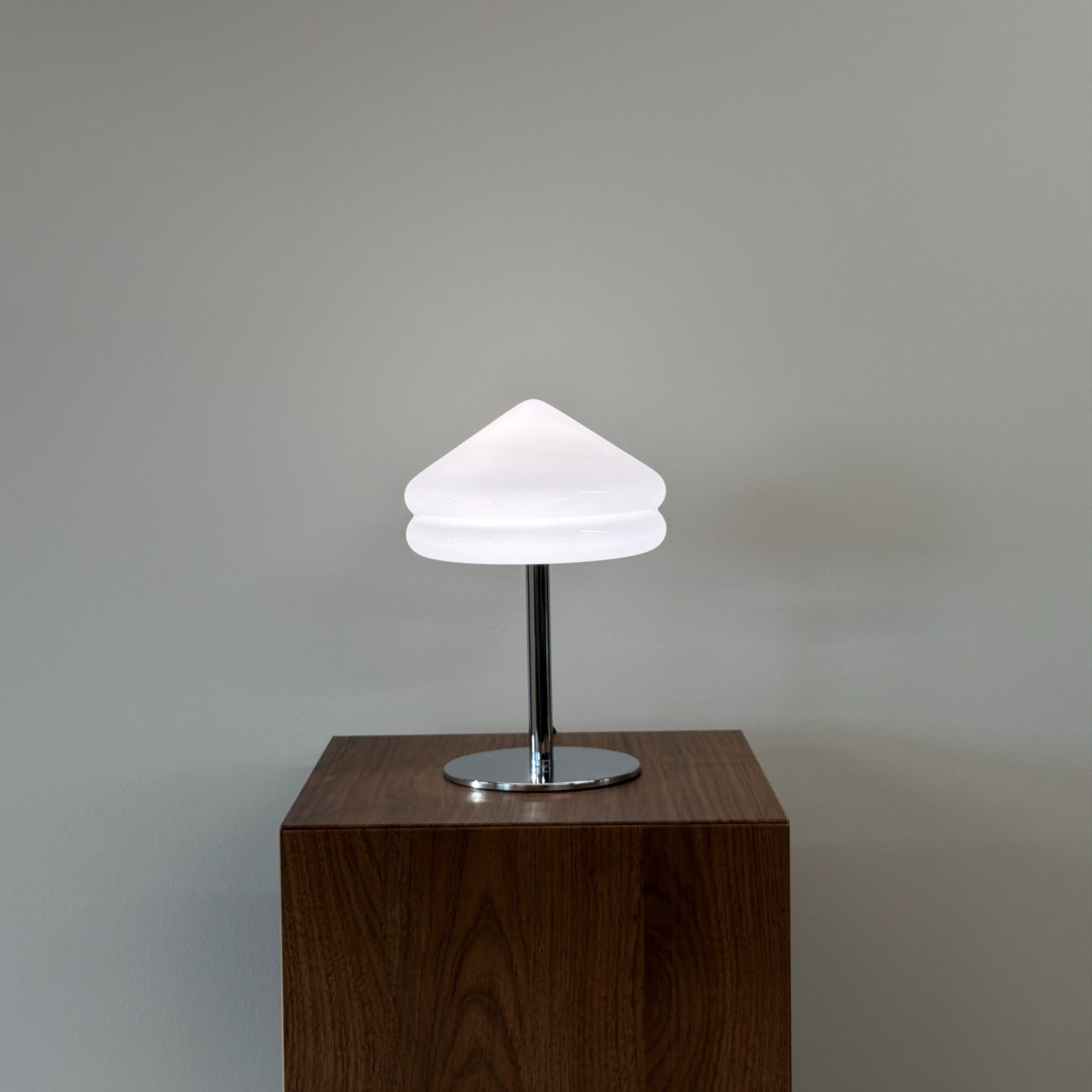 PYRAMID bordslampa Vit – Bauhaus opalglas & krom