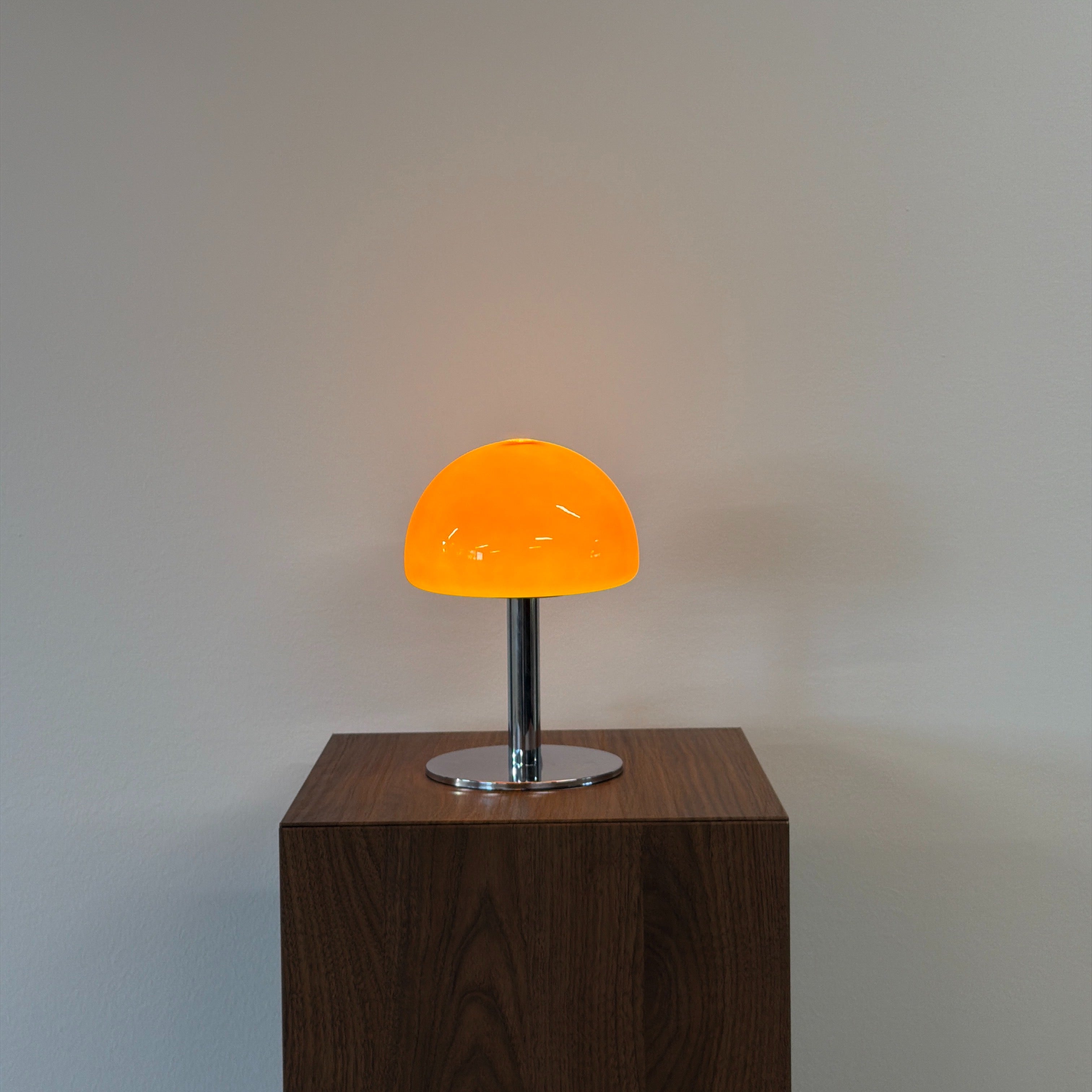 LUNA bordslampa Orange – Bauhaus opalglas & krom