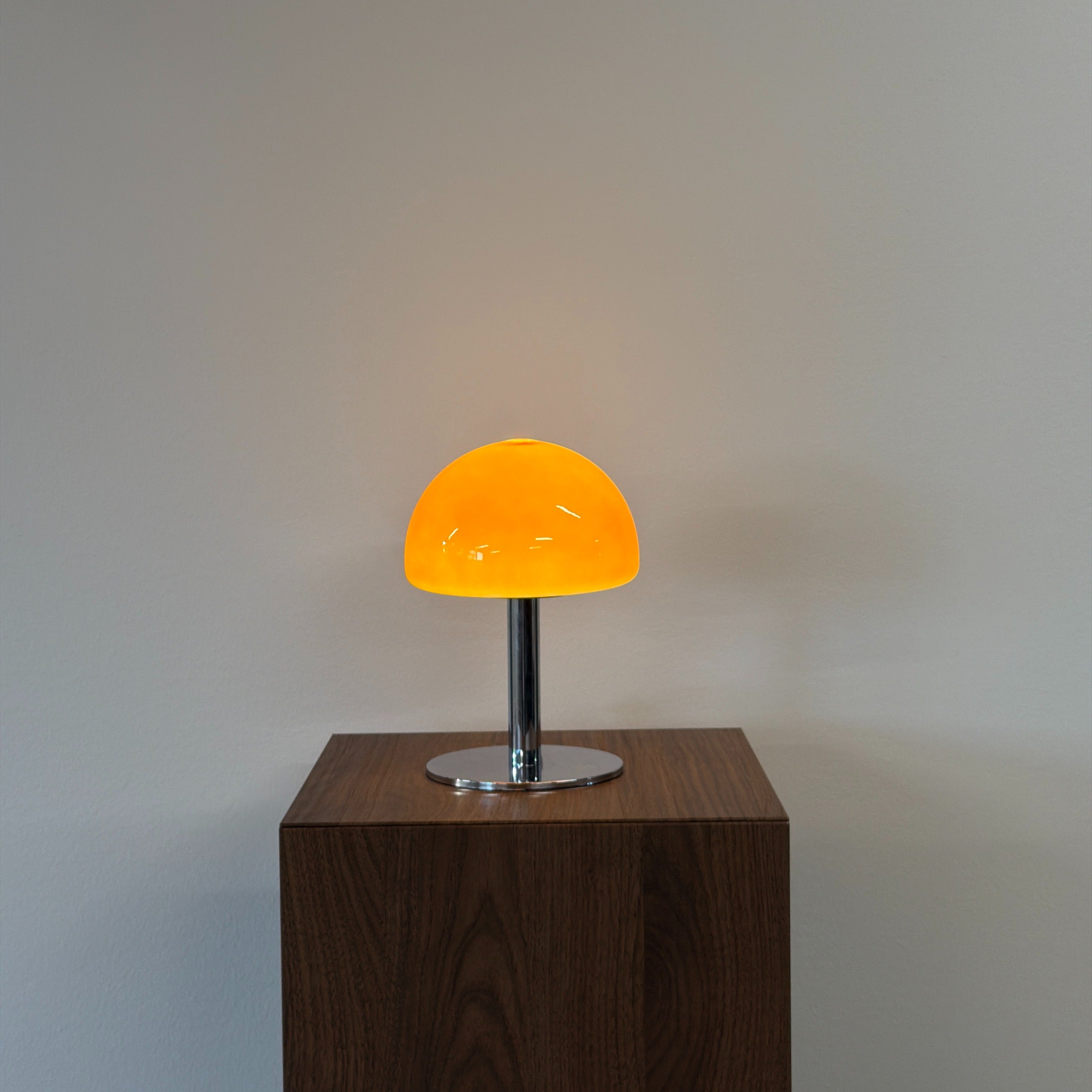 LUNA bordslampa Orange – Bauhaus opalglas & krom