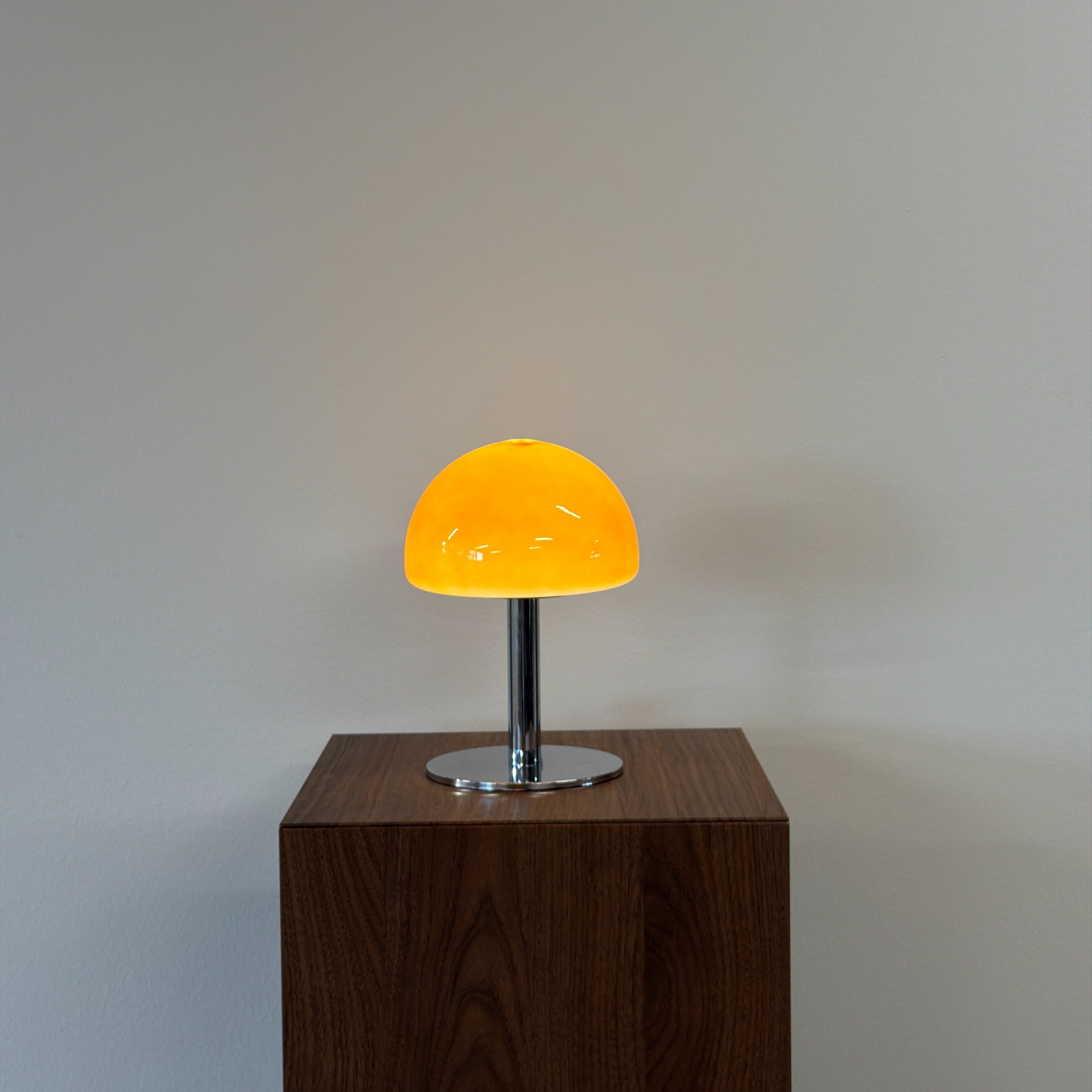 LUNA bordslampa Orange – Bauhaus opalglas & krom