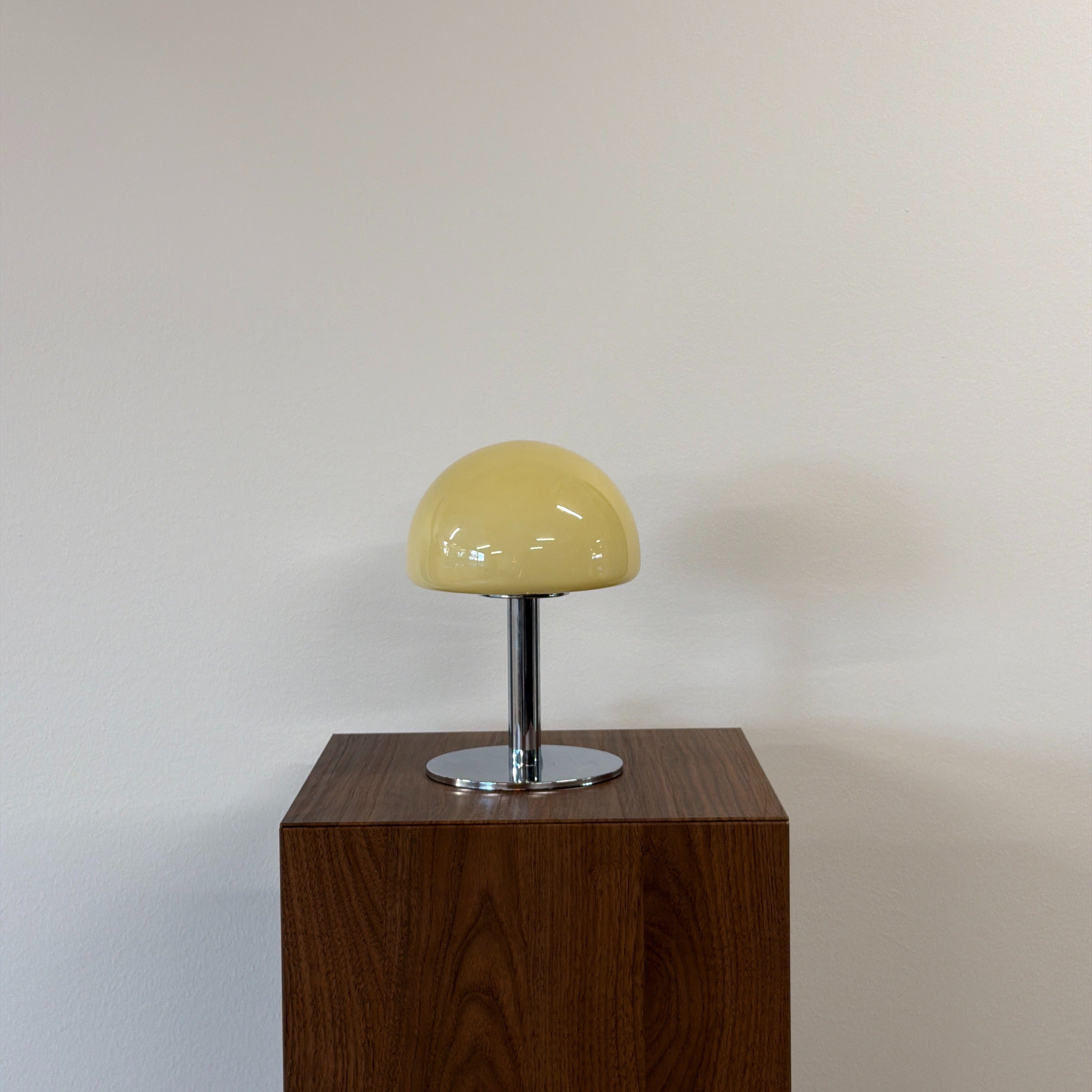 LUNA bordslampa Gul – Bauhaus opalglas & krom