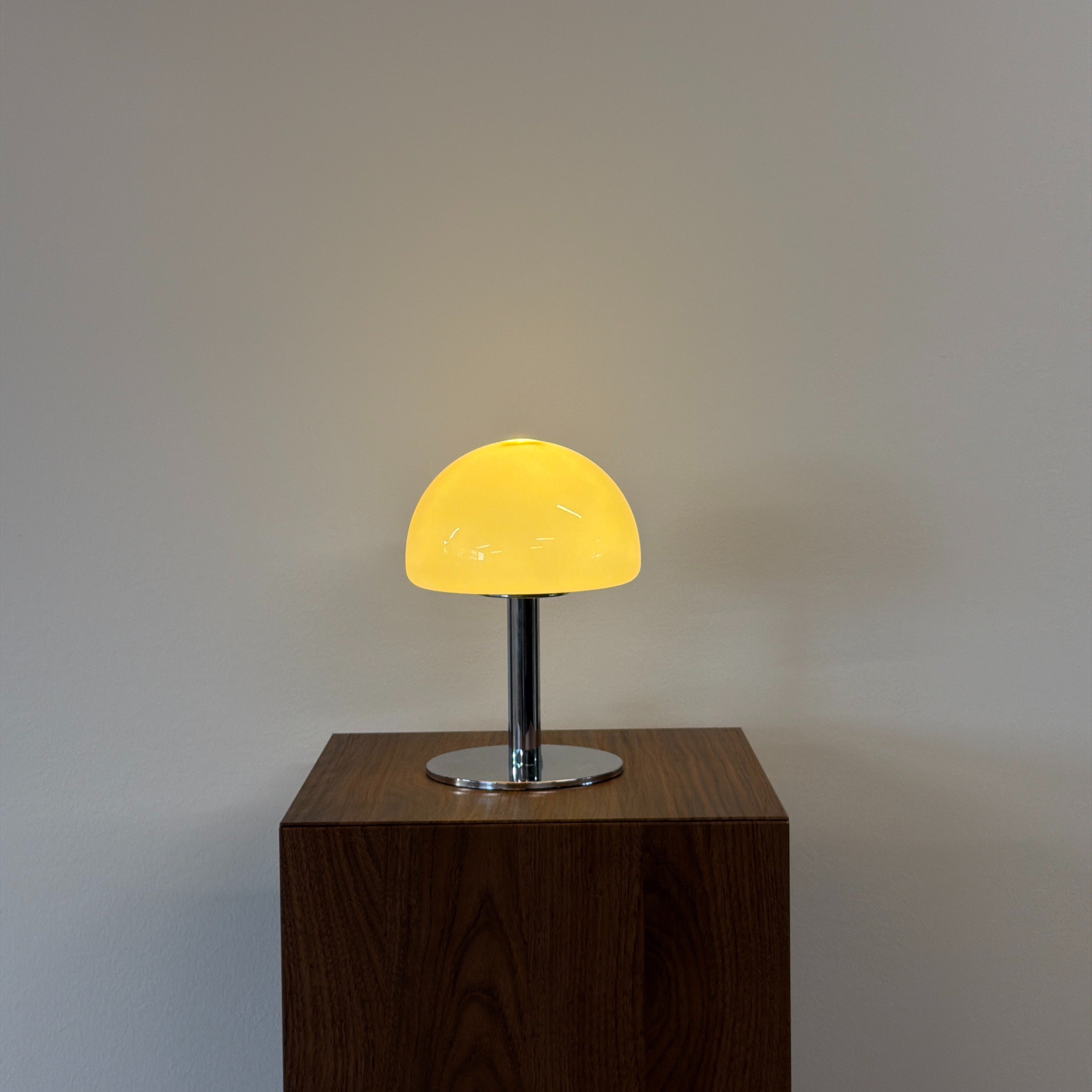 LUNA bordslampa Gul – Bauhaus opalglas & krom