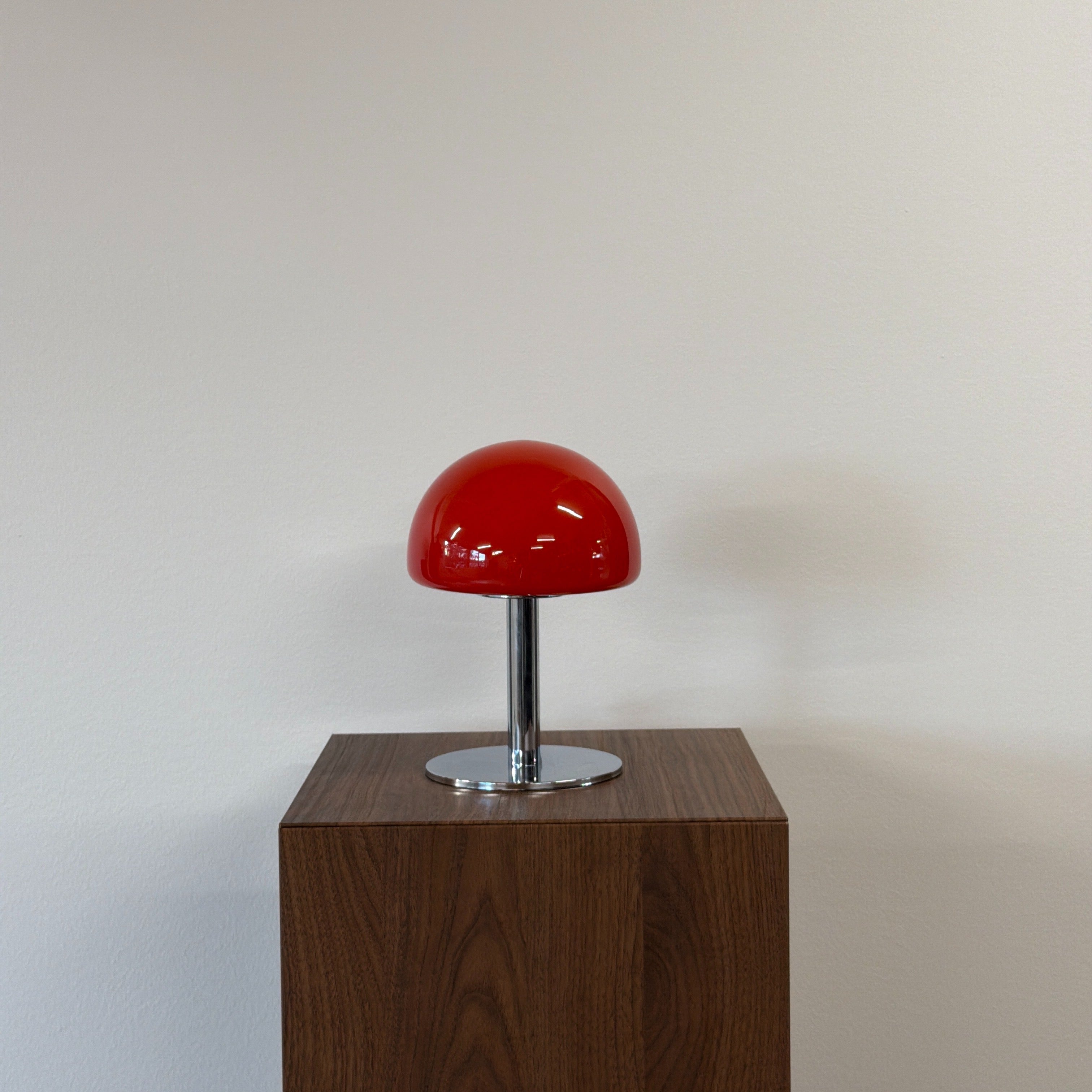 LUNA bordslampa Röd – Bauhaus opalglas & krom