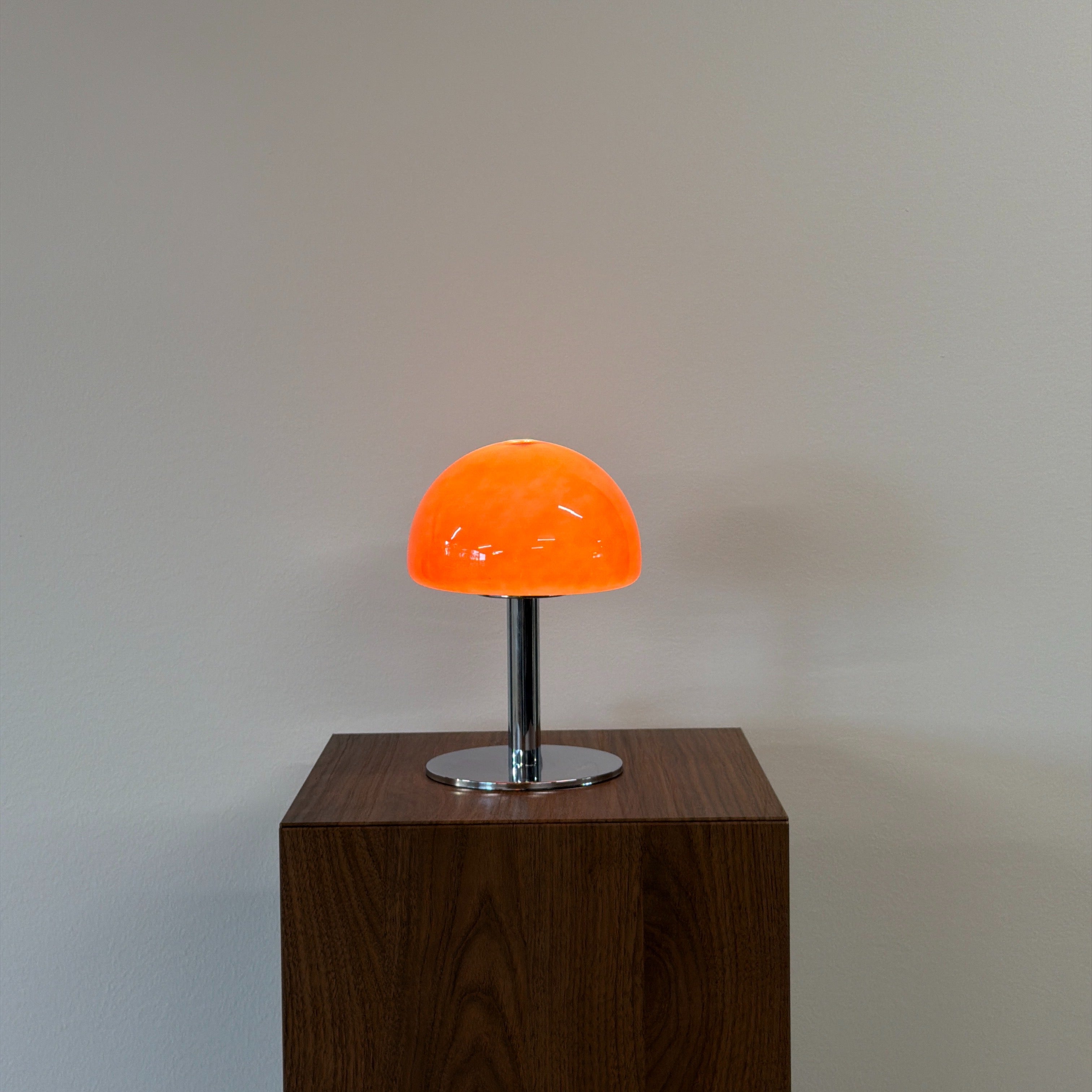 LUNA bordslampa Röd – Bauhaus opalglas & krom