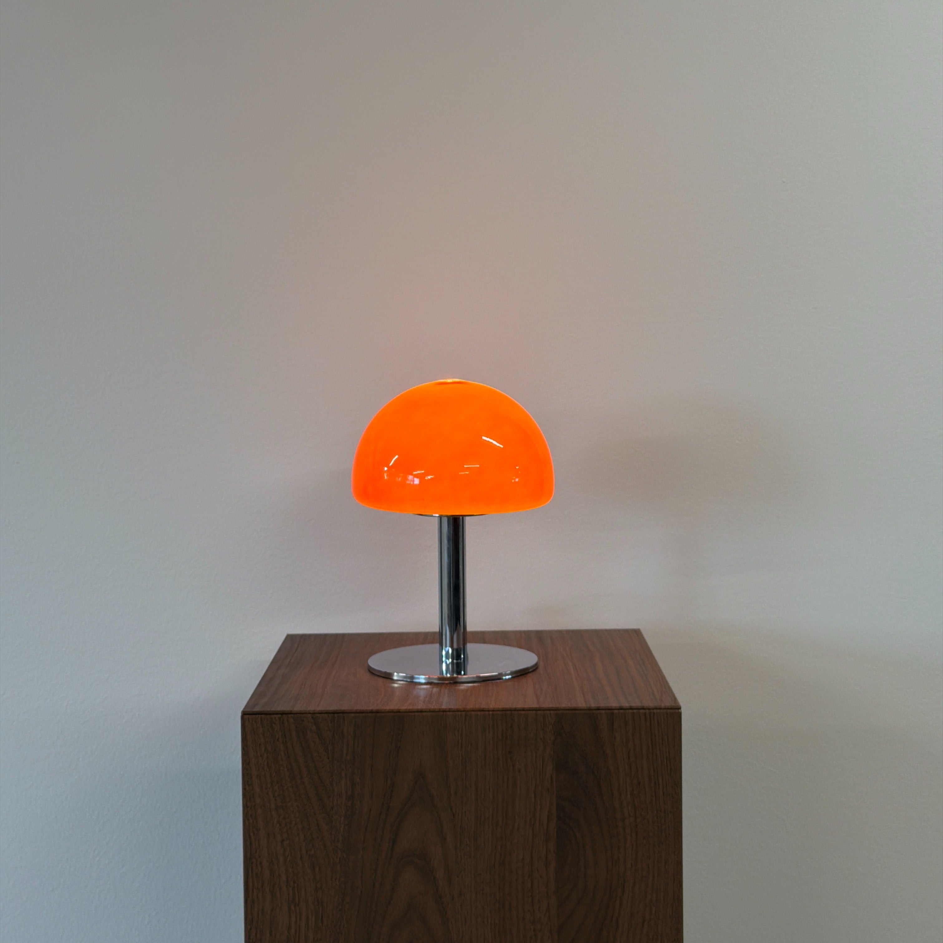 LUNA bordslampa Röd – Bauhaus opalglas & krom