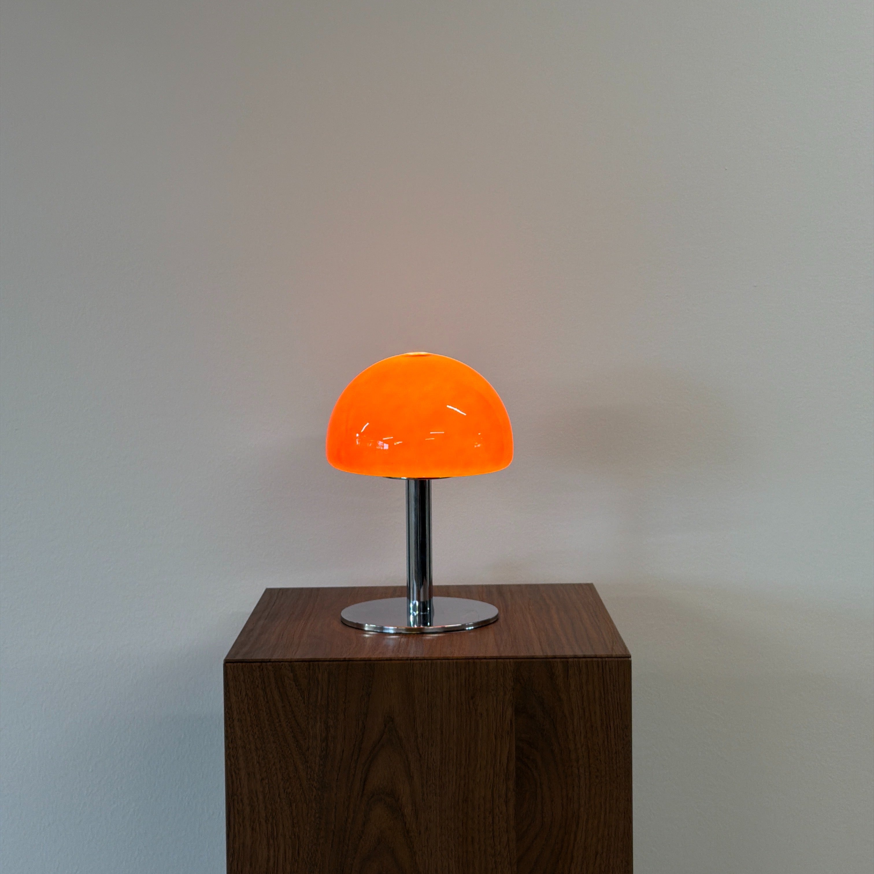 LUNA bordslampa Röd – Bauhaus opalglas & krom