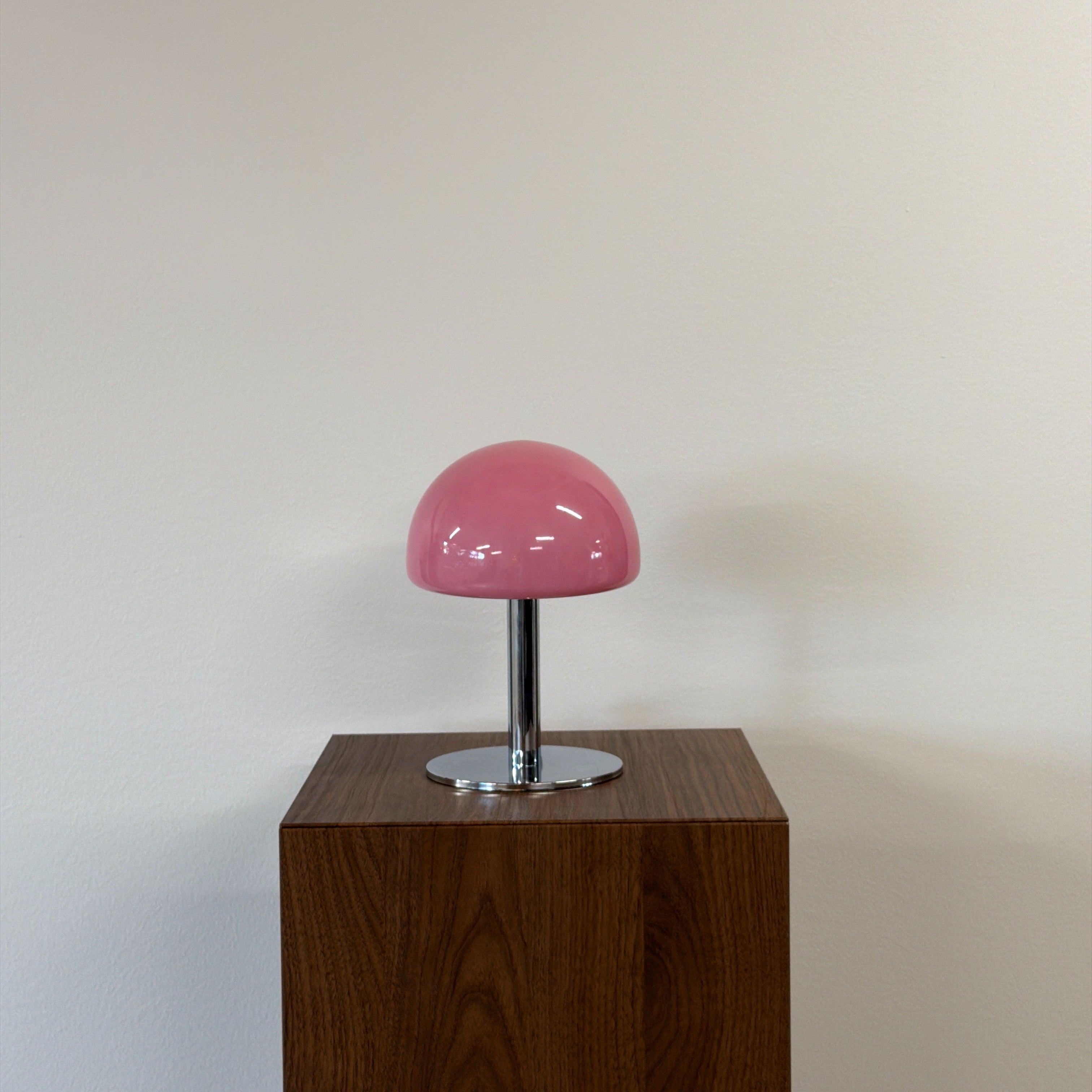 LUNA bordslampa Rosa – Bauhaus opalglas & krom