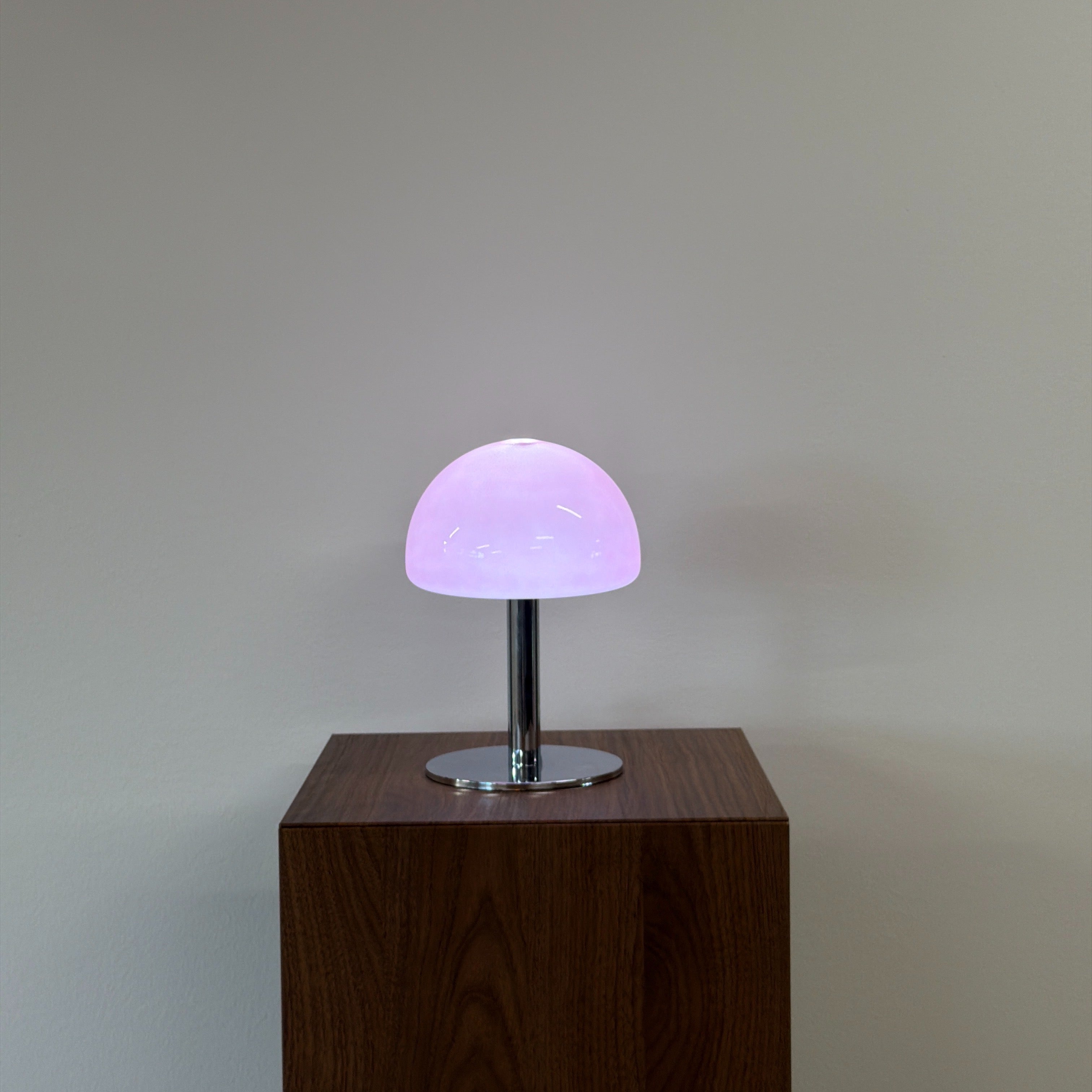 LUNA bordslampa Rosa – Bauhaus opalglas & krom