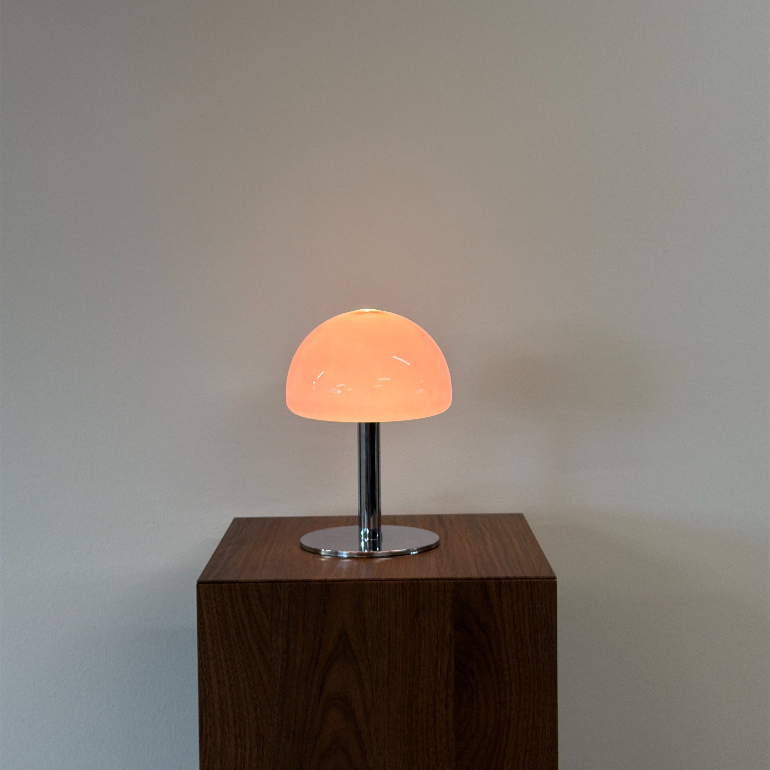 LUNA bordslampa Rosa – Bauhaus opalglas & krom