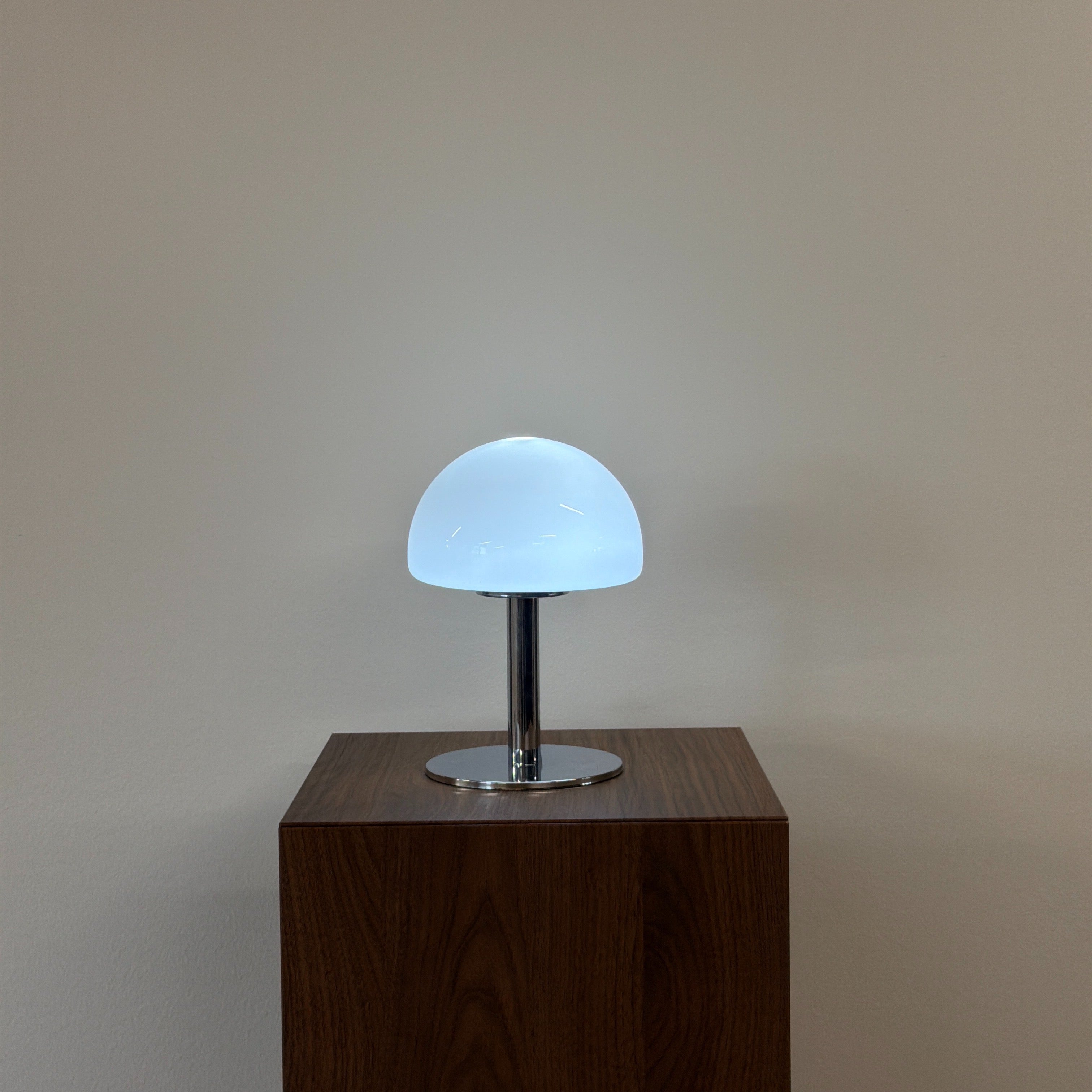 LUNA bordslampa Vit – Bauhaus opalglas & krom