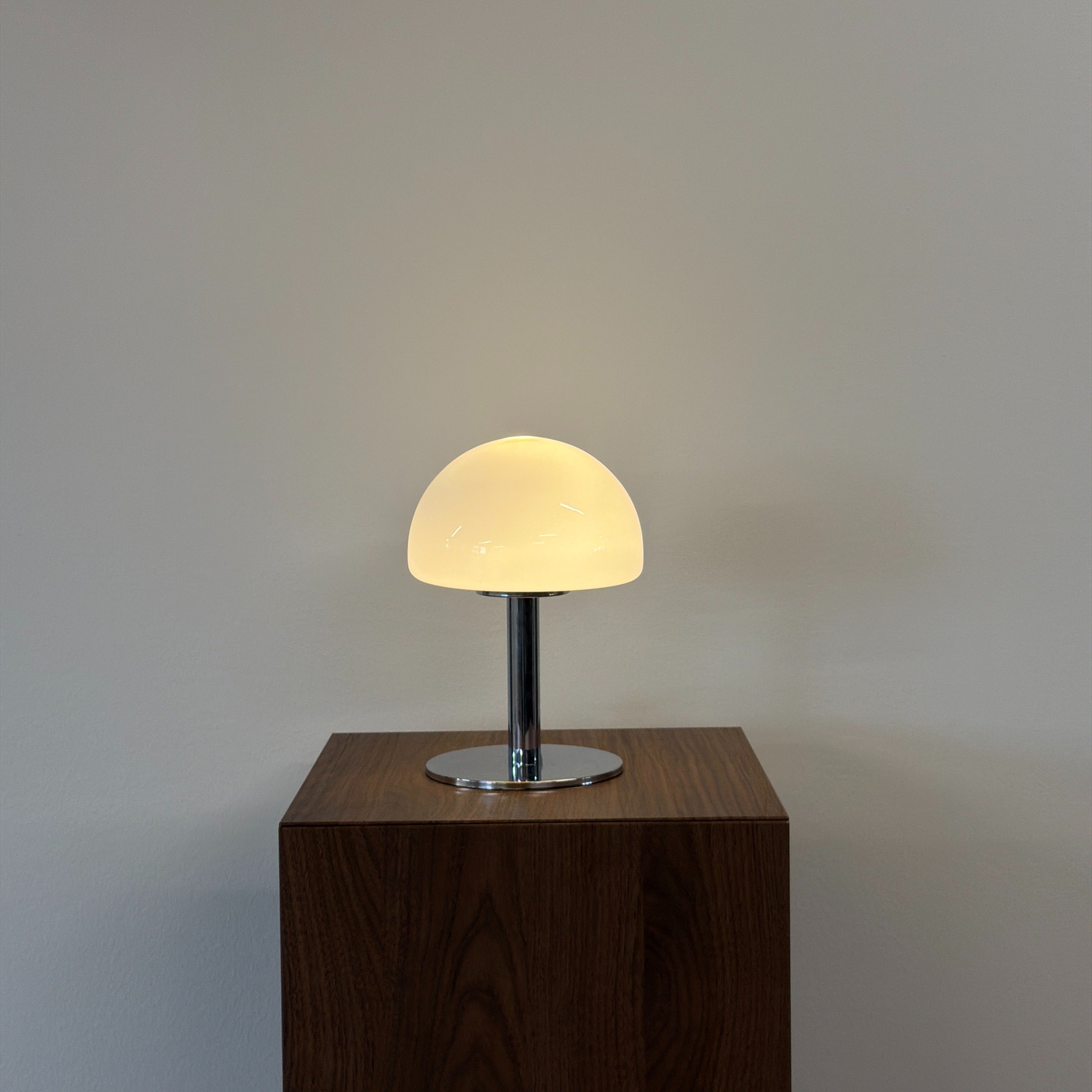 LUNA bordslampa Vit – Bauhaus opalglas & krom