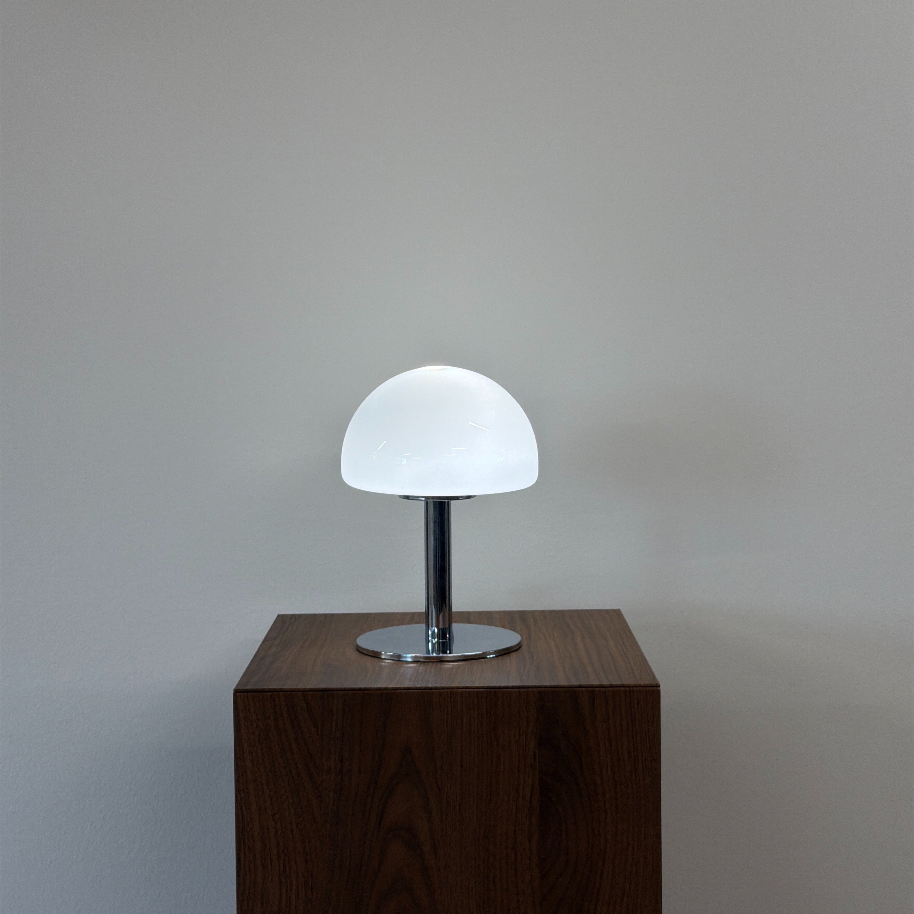 LUNA bordslampa Vit – Bauhaus opalglas & krom