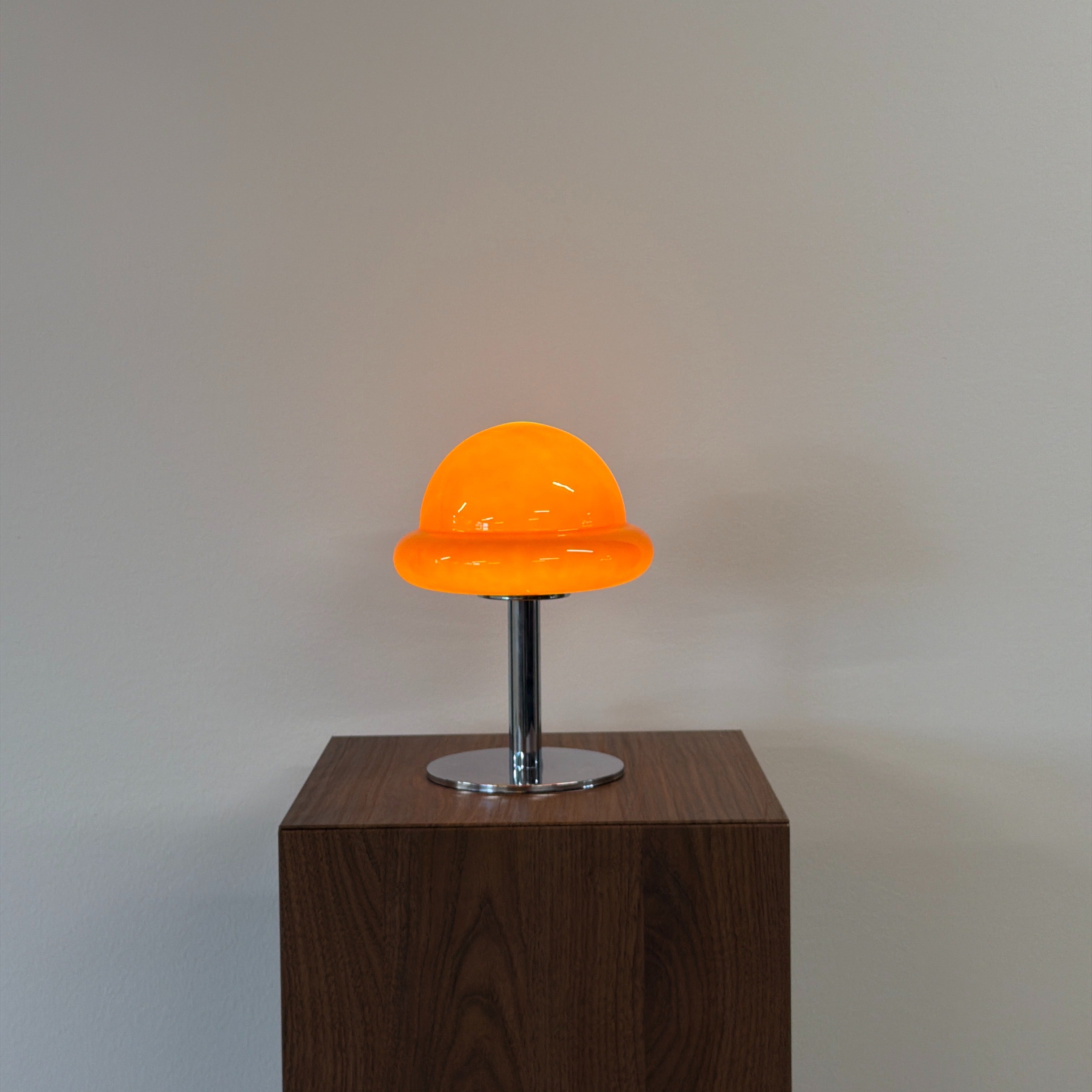 MUSHROOM bordslampa Orange – Bauhaus opalglas & krom