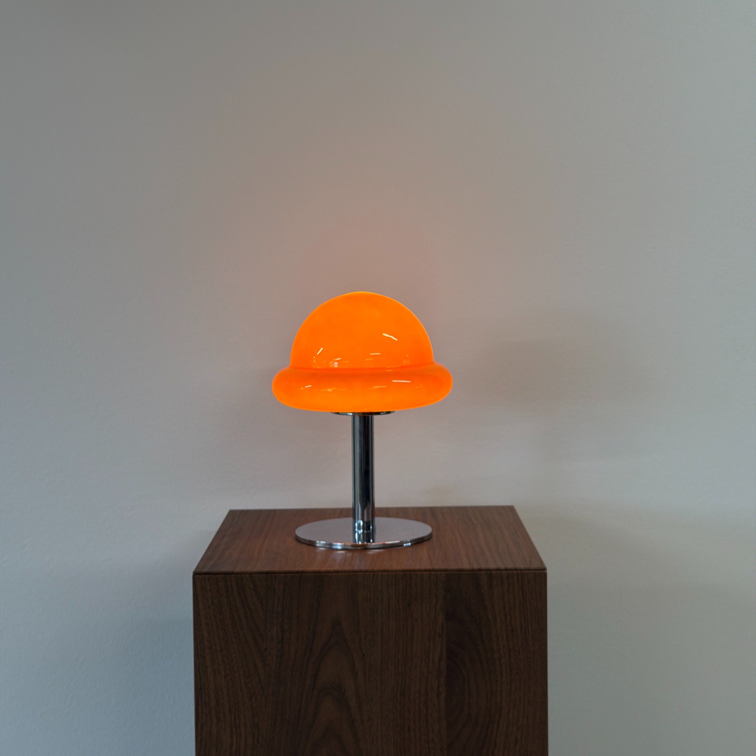 MUSHROOM bordslampa Orange – Bauhaus opalglas & krom