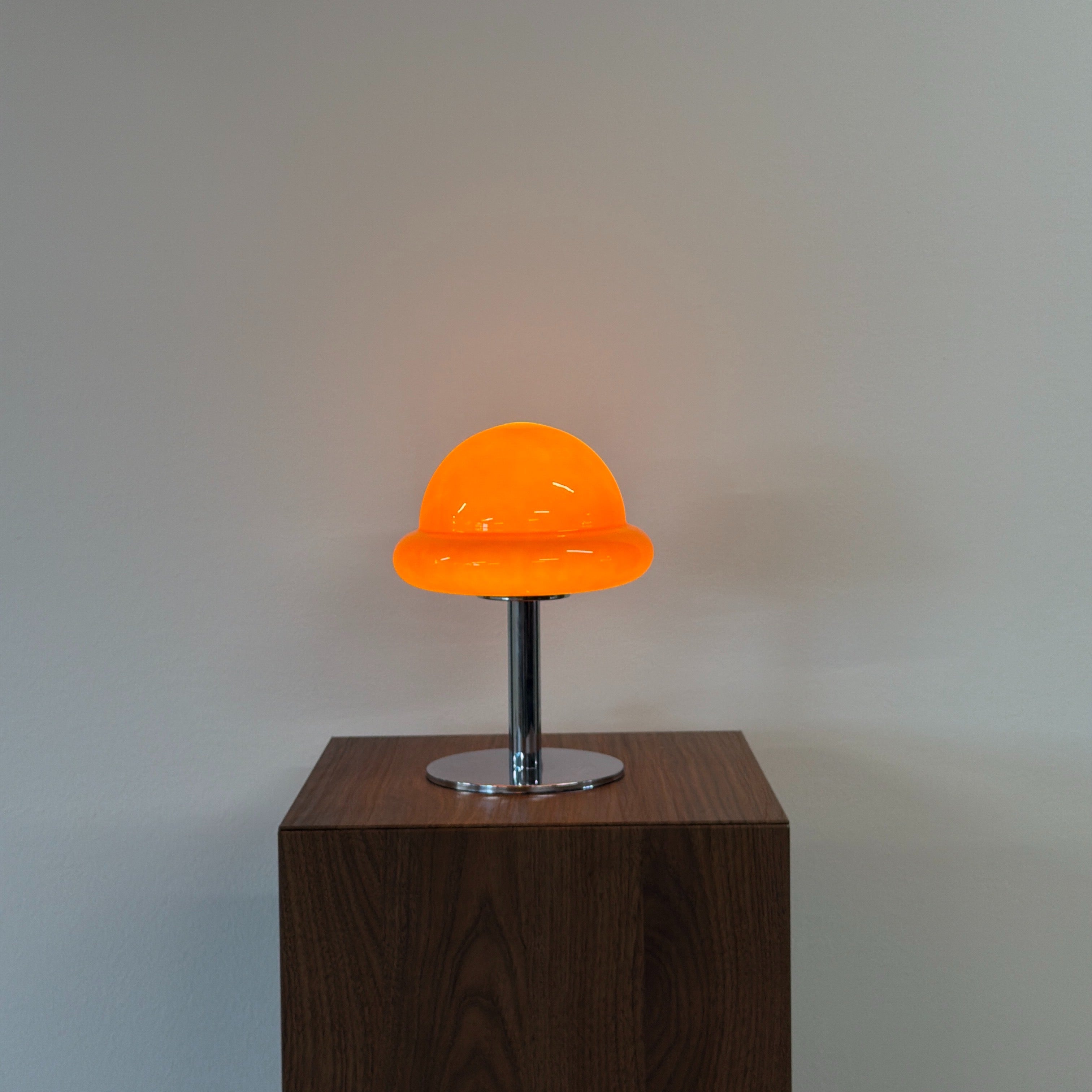 MUSHROOM bordslampa Orange – Bauhaus opalglas & krom