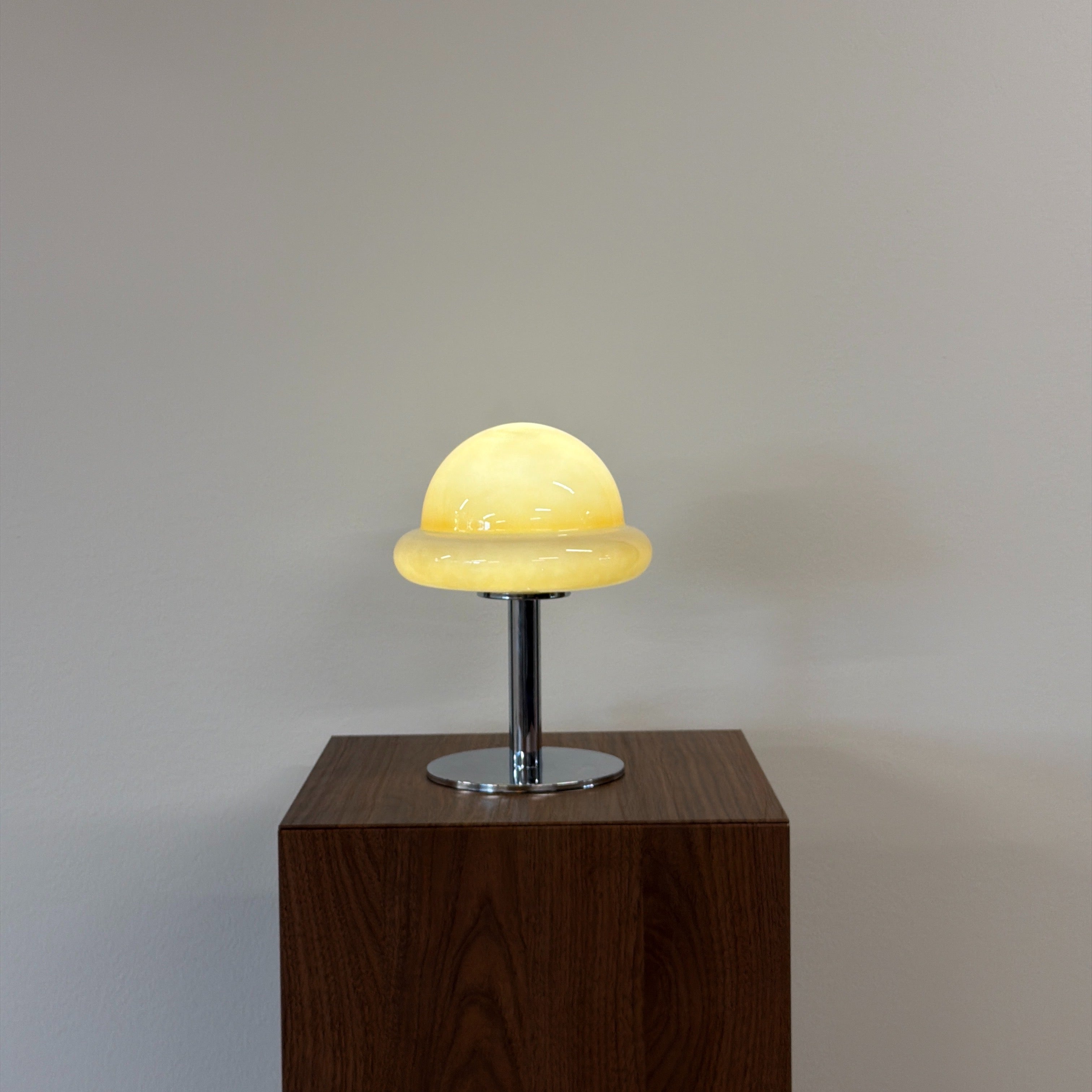 MUSHROOM bordslampa Brun – Bauhaus opalglas & krom