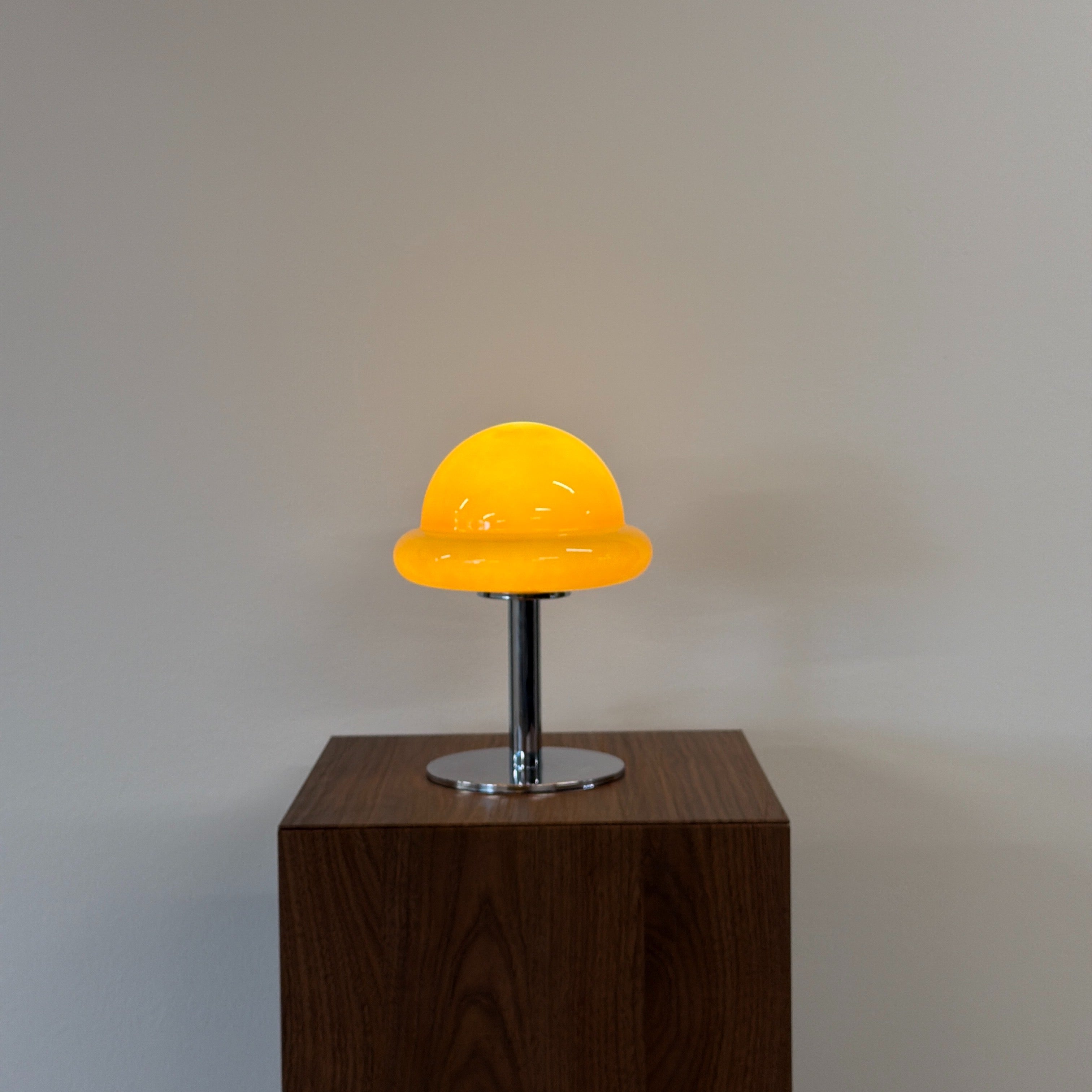 MUSHROOM bordslampa Brun – Bauhaus opalglas & krom
