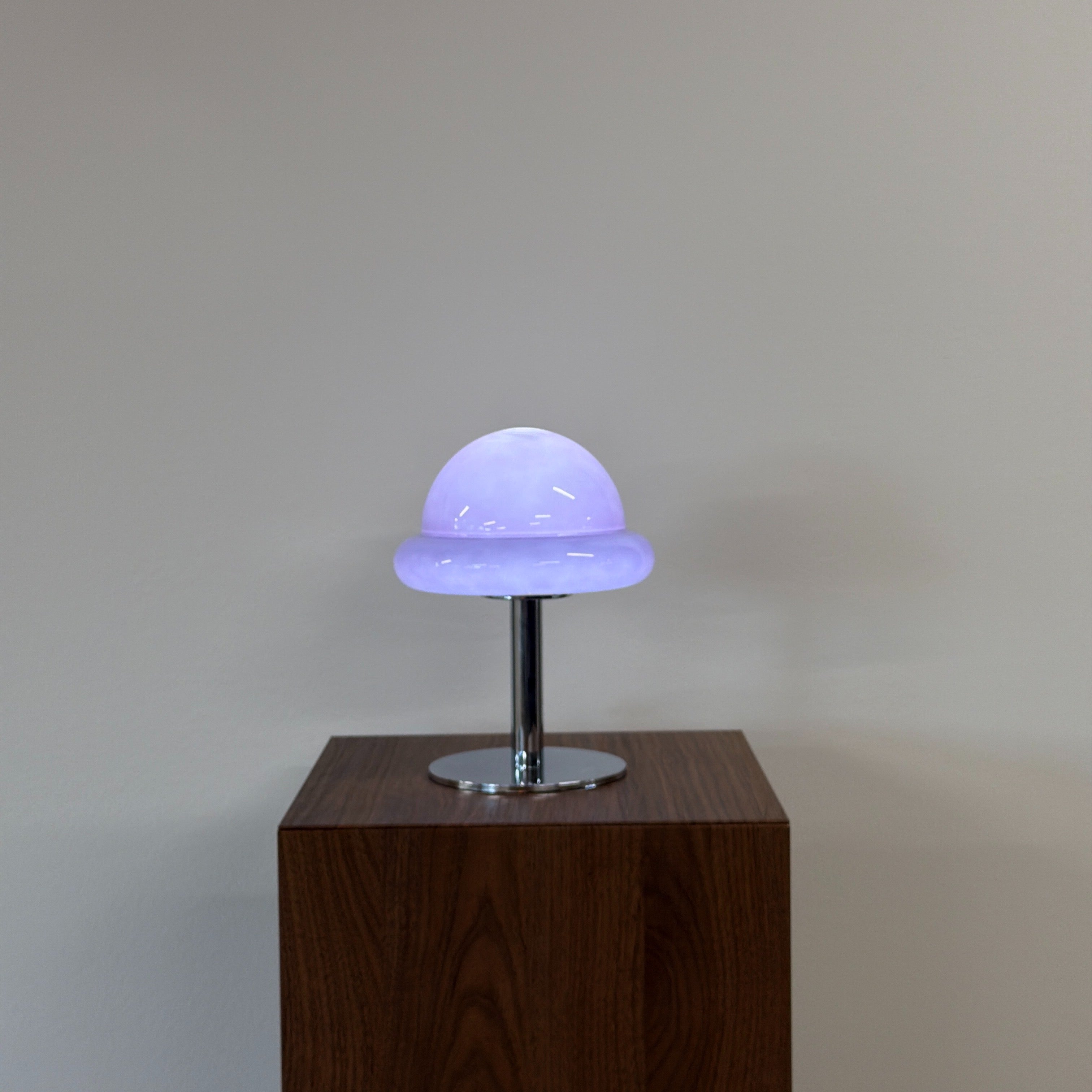 MUSHROOM bordslampa Lila – Bauhaus opalglas & krom