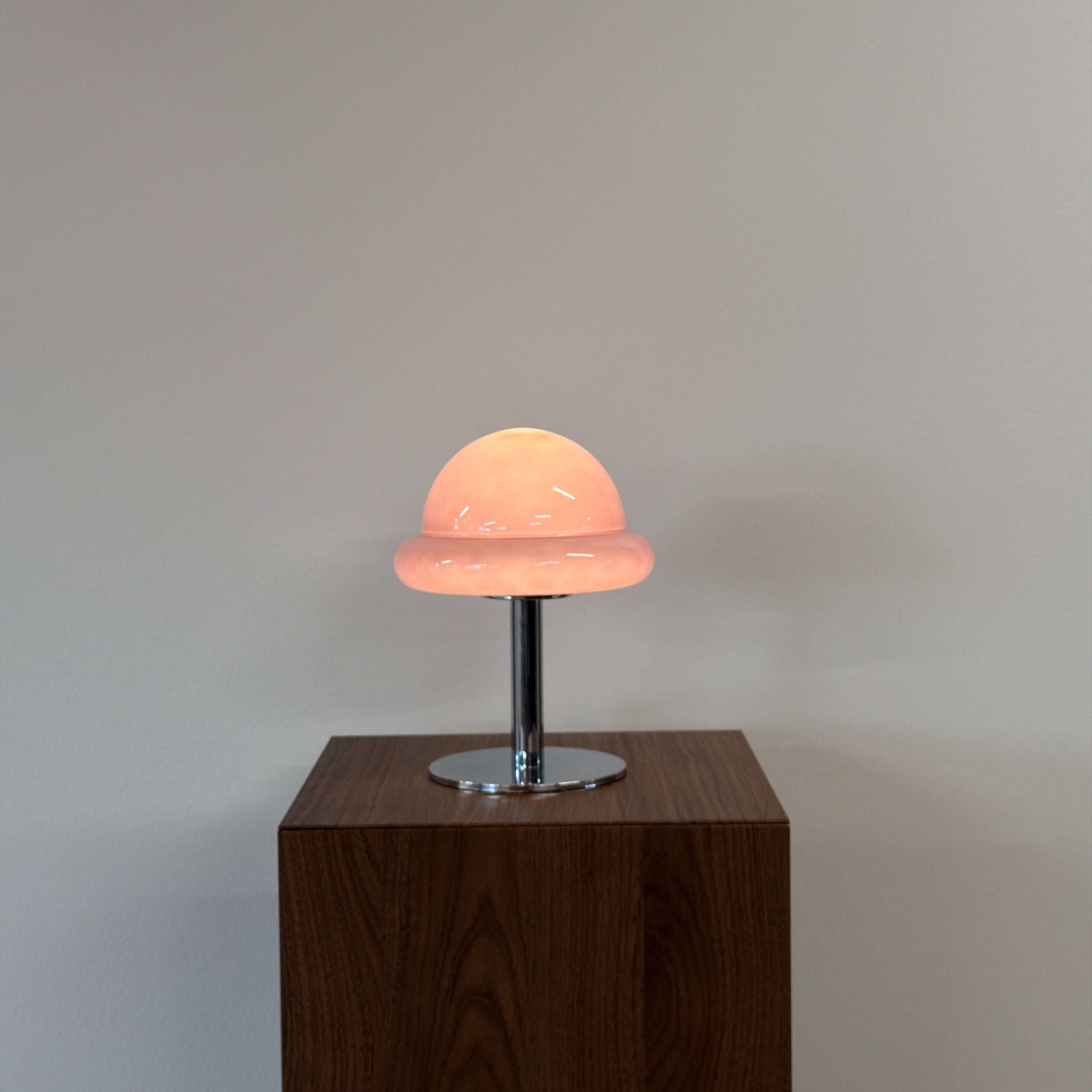MUSHROOM bordslampa Lila – Bauhaus opalglas & krom