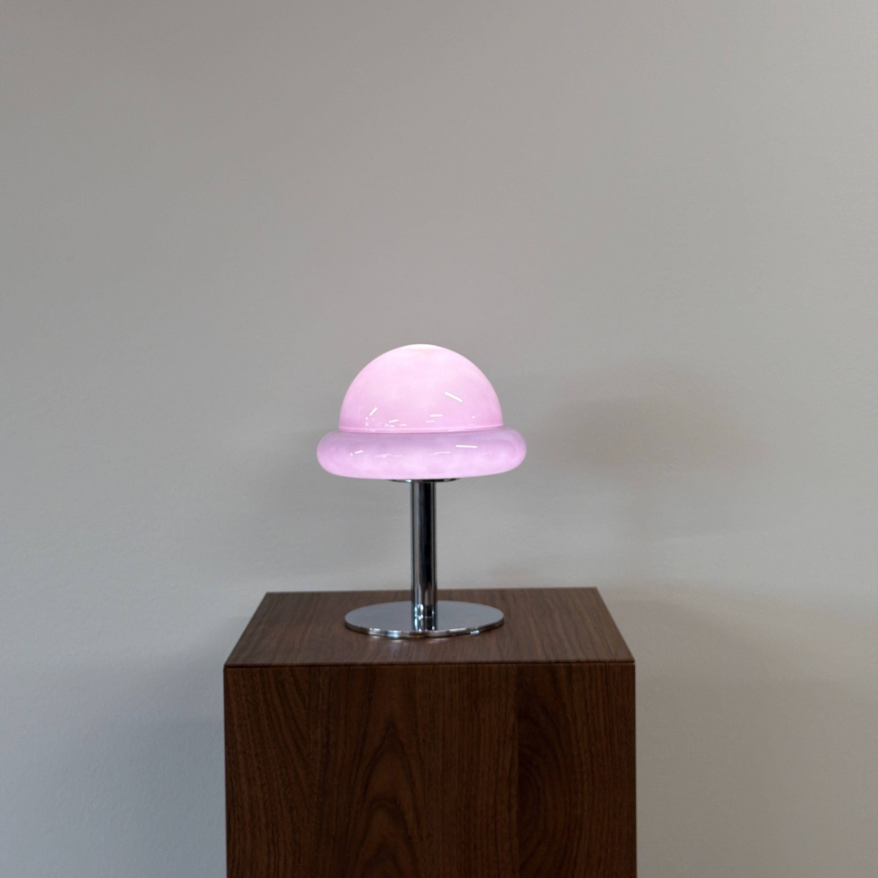 MUSHROOM bordslampa Lila – Bauhaus opalglas & krom