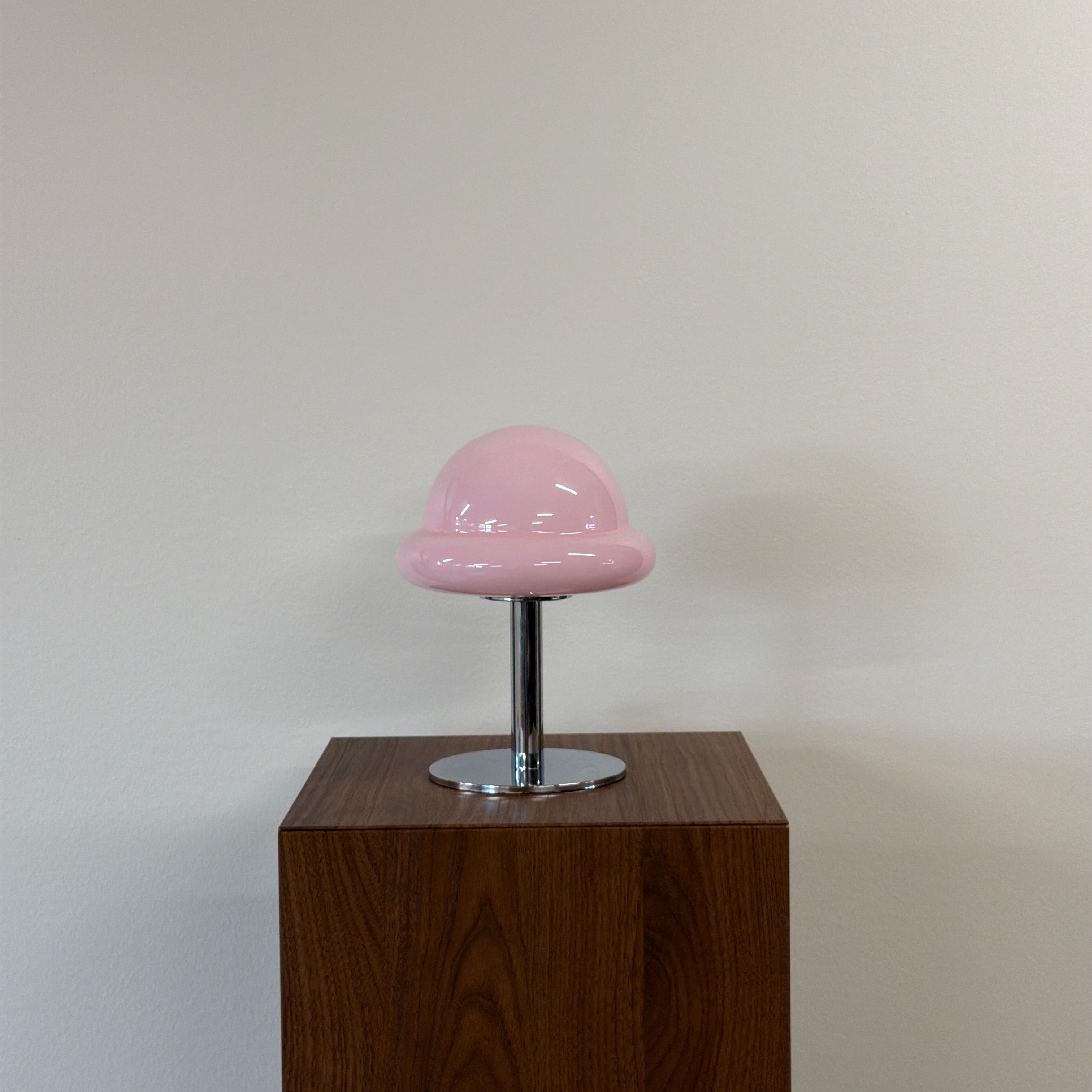 MUSHROOM bordslampa Rosa – Bauhaus opalglas & krom