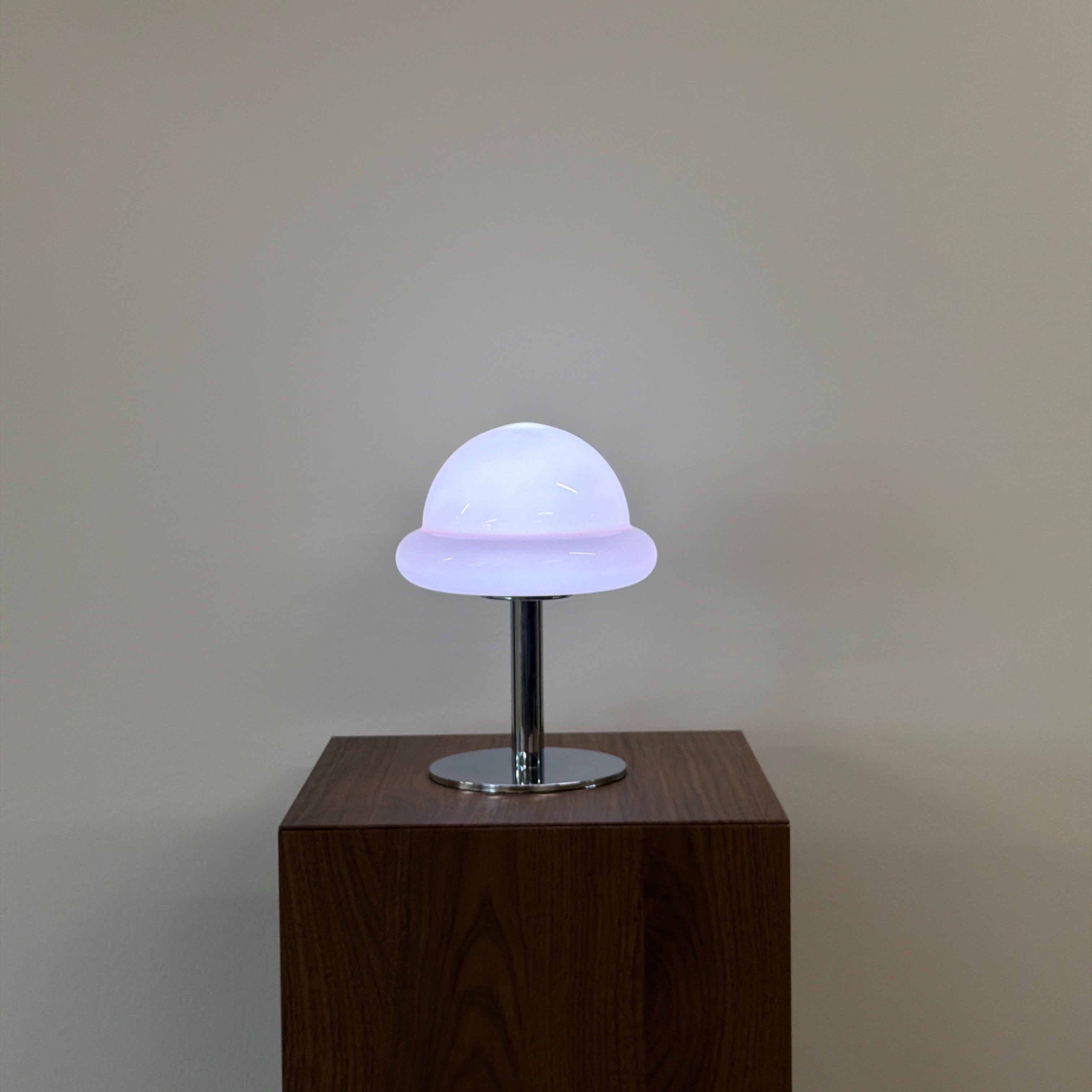 MUSHROOM bordslampa Rosa – Bauhaus opalglas & krom