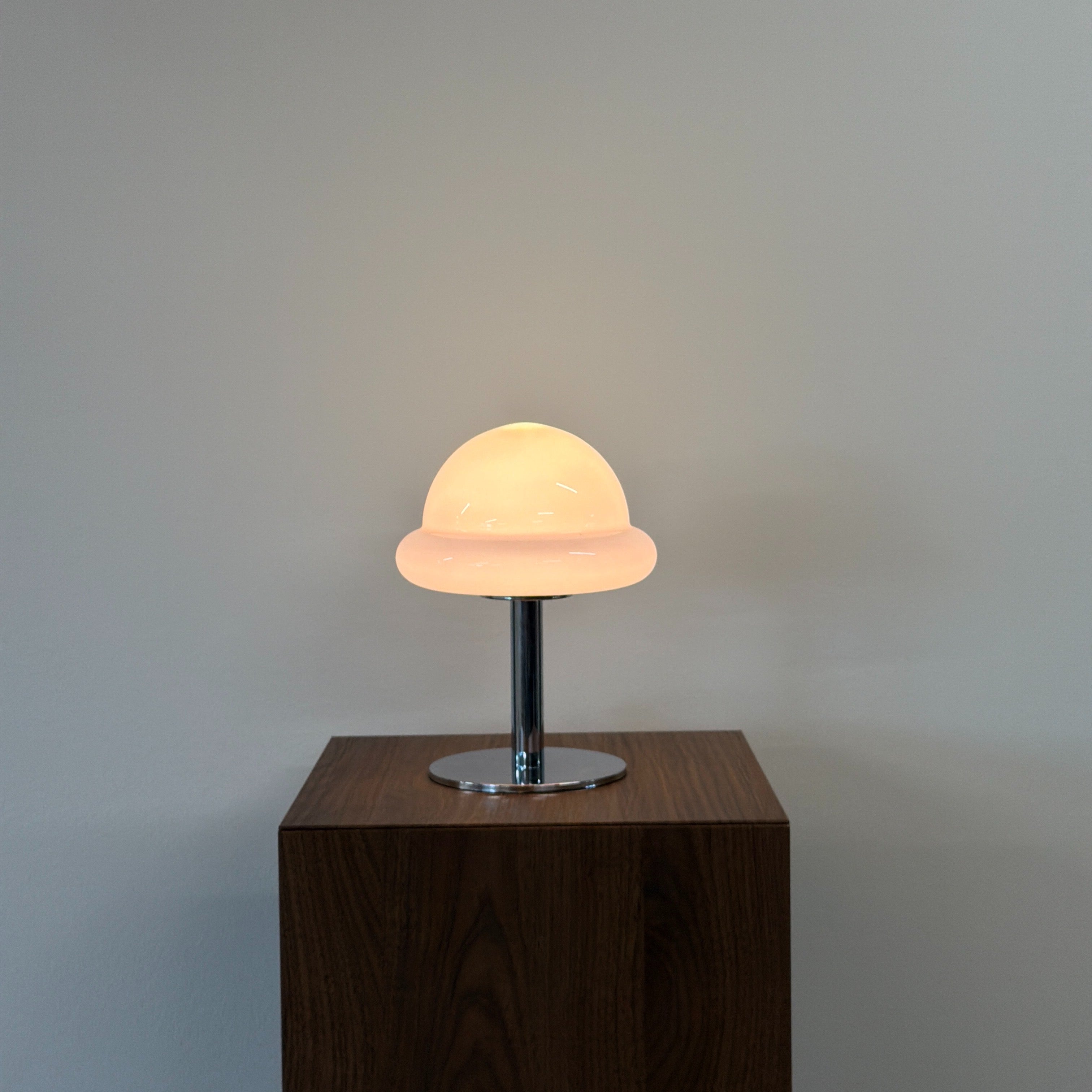 MUSHROOM bordslampa Rosa – Bauhaus opalglas & krom