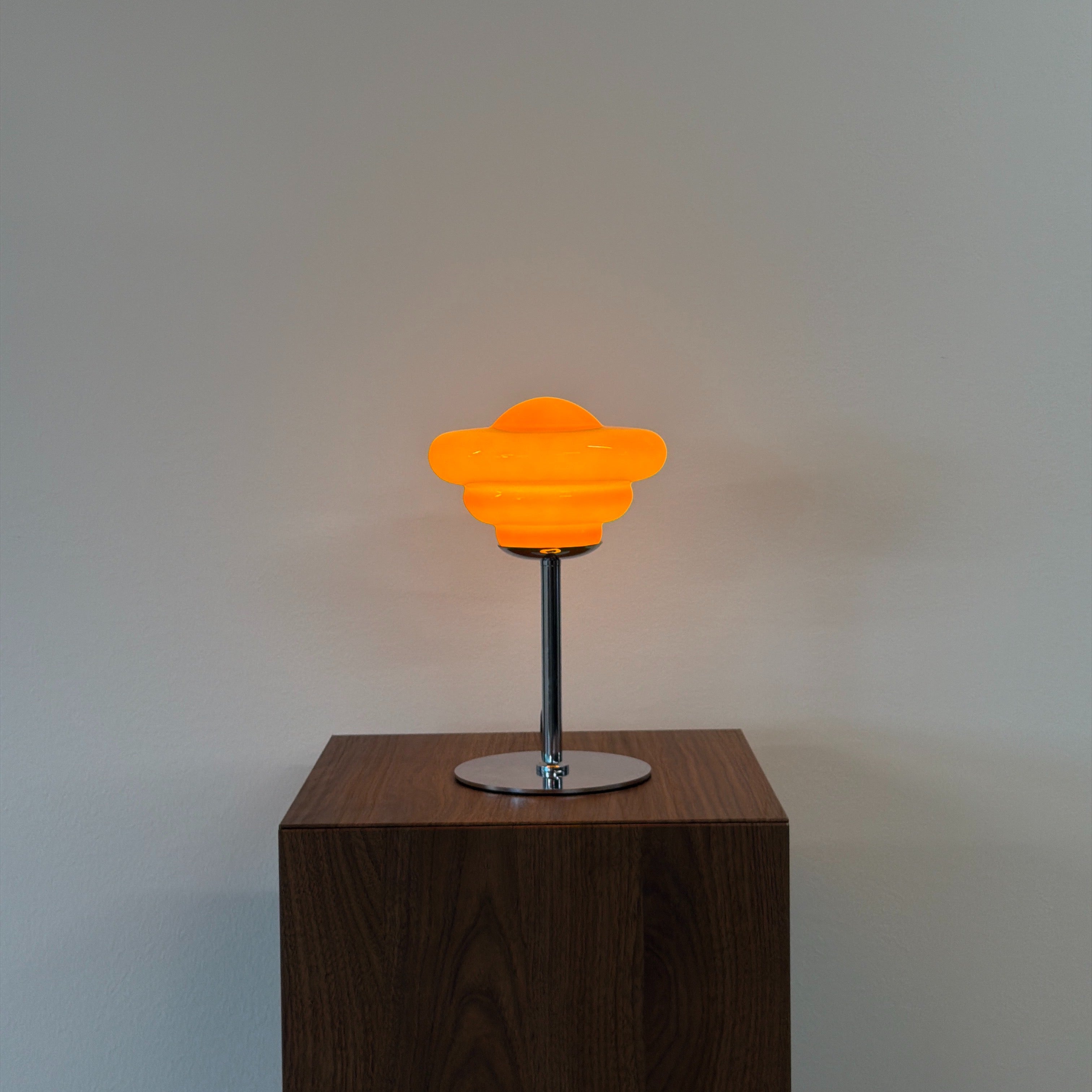 UFO bordslampa Orange – Bauhaus opalglas & krom