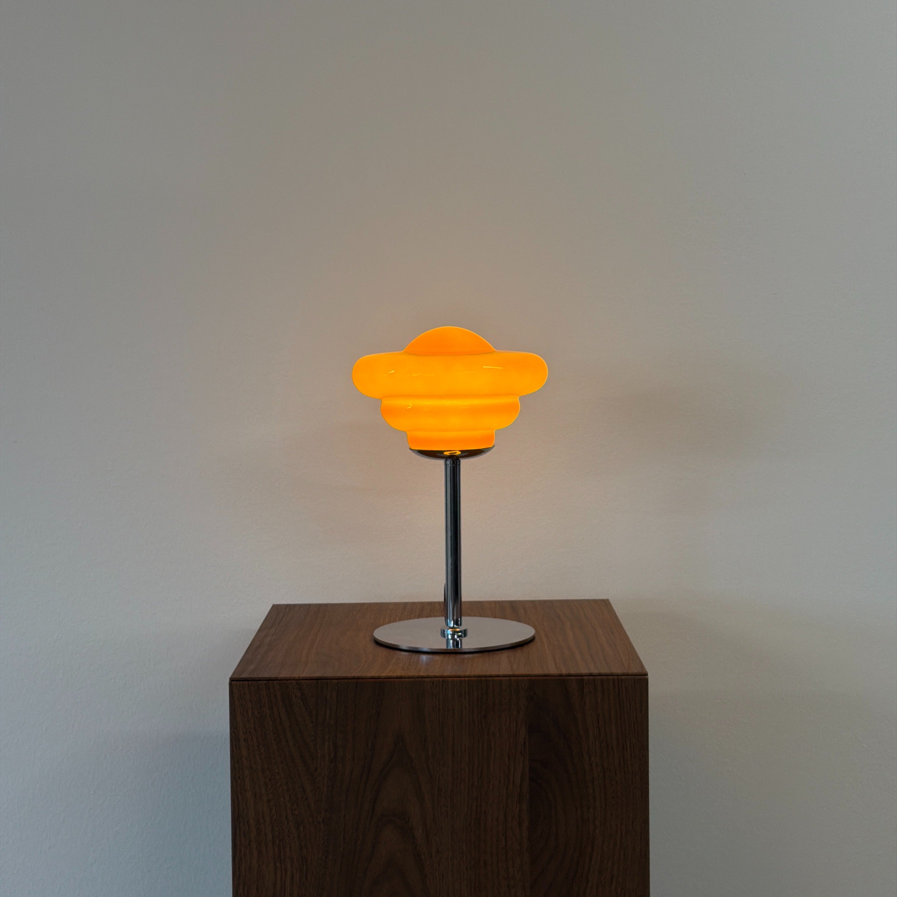 UFO bordslampa Orange – Bauhaus opalglas & krom