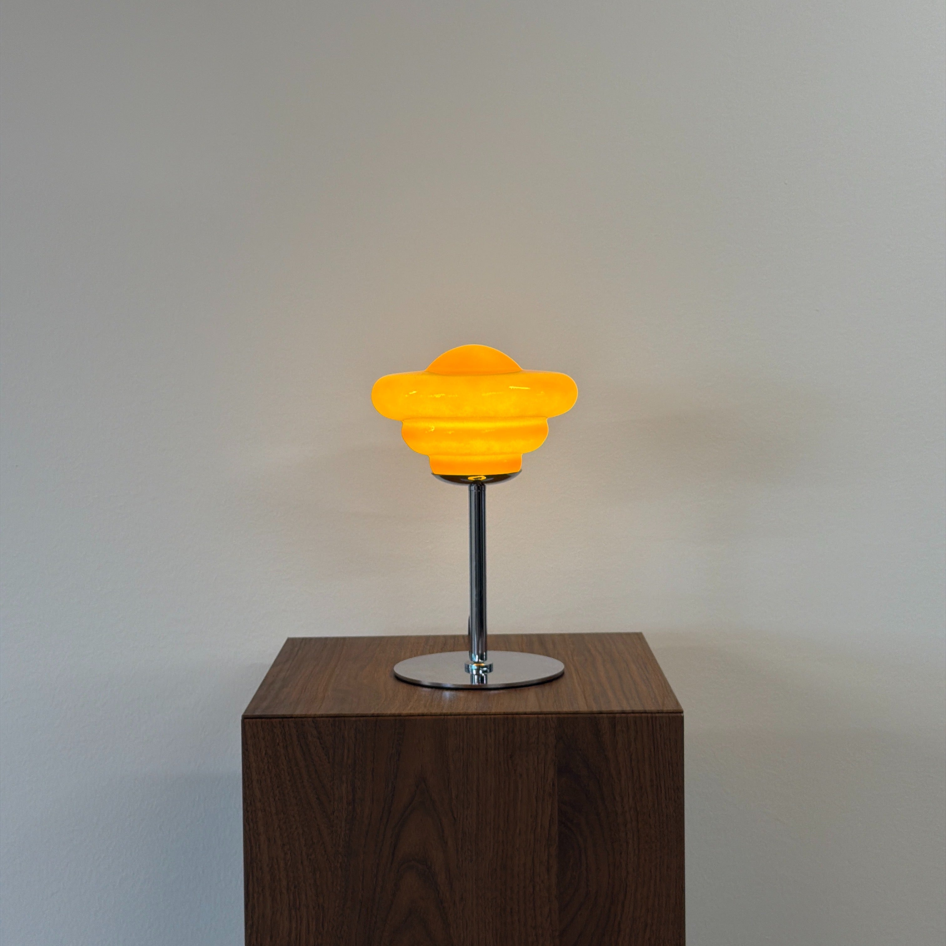 UFO bordslampa Orange – Bauhaus opalglas & krom