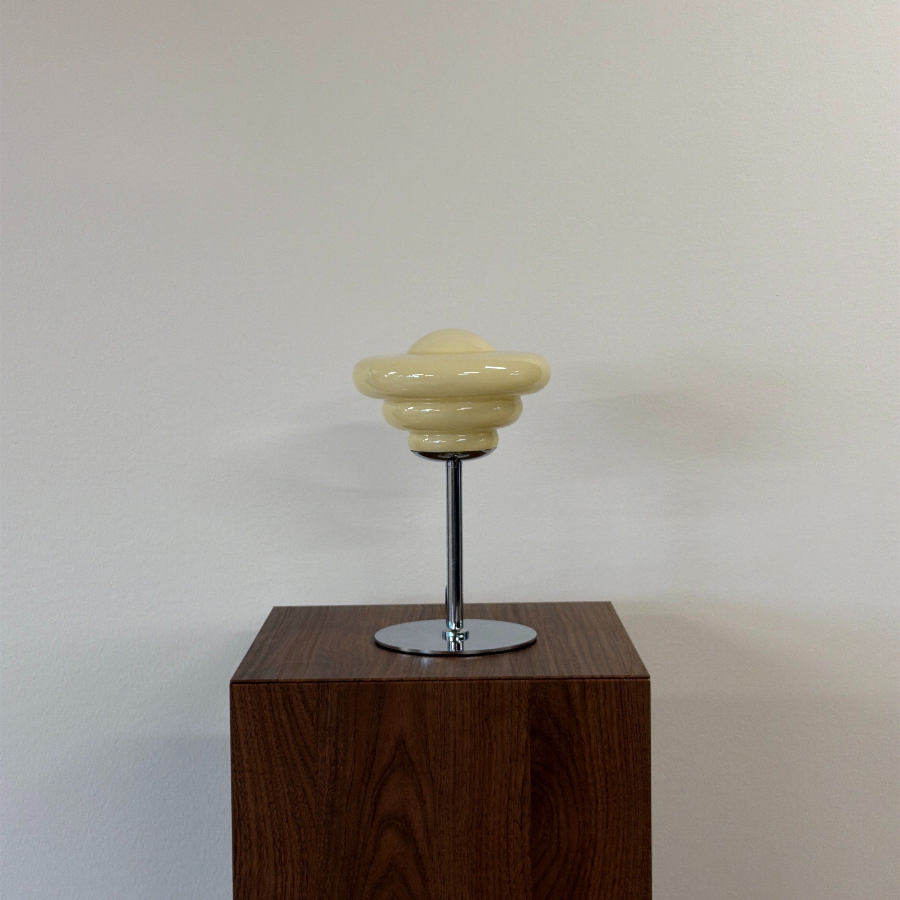 UFO bordslampa Gul – Bauhaus opalglas & krom